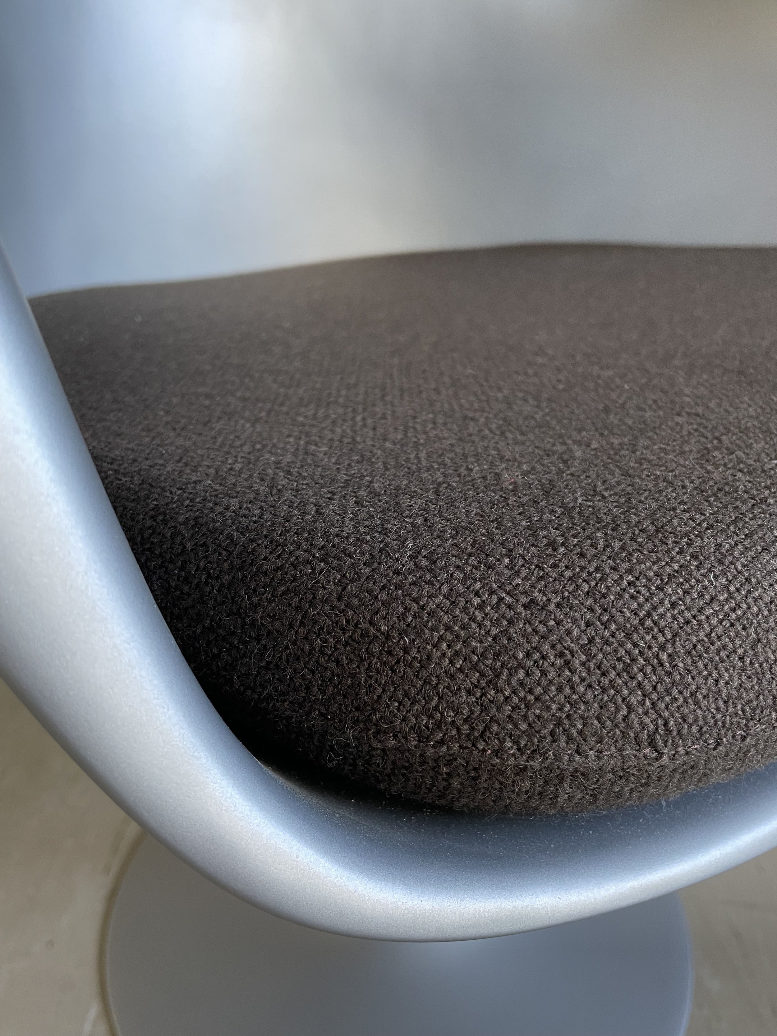 Eero Saarinnen Stuhl silber