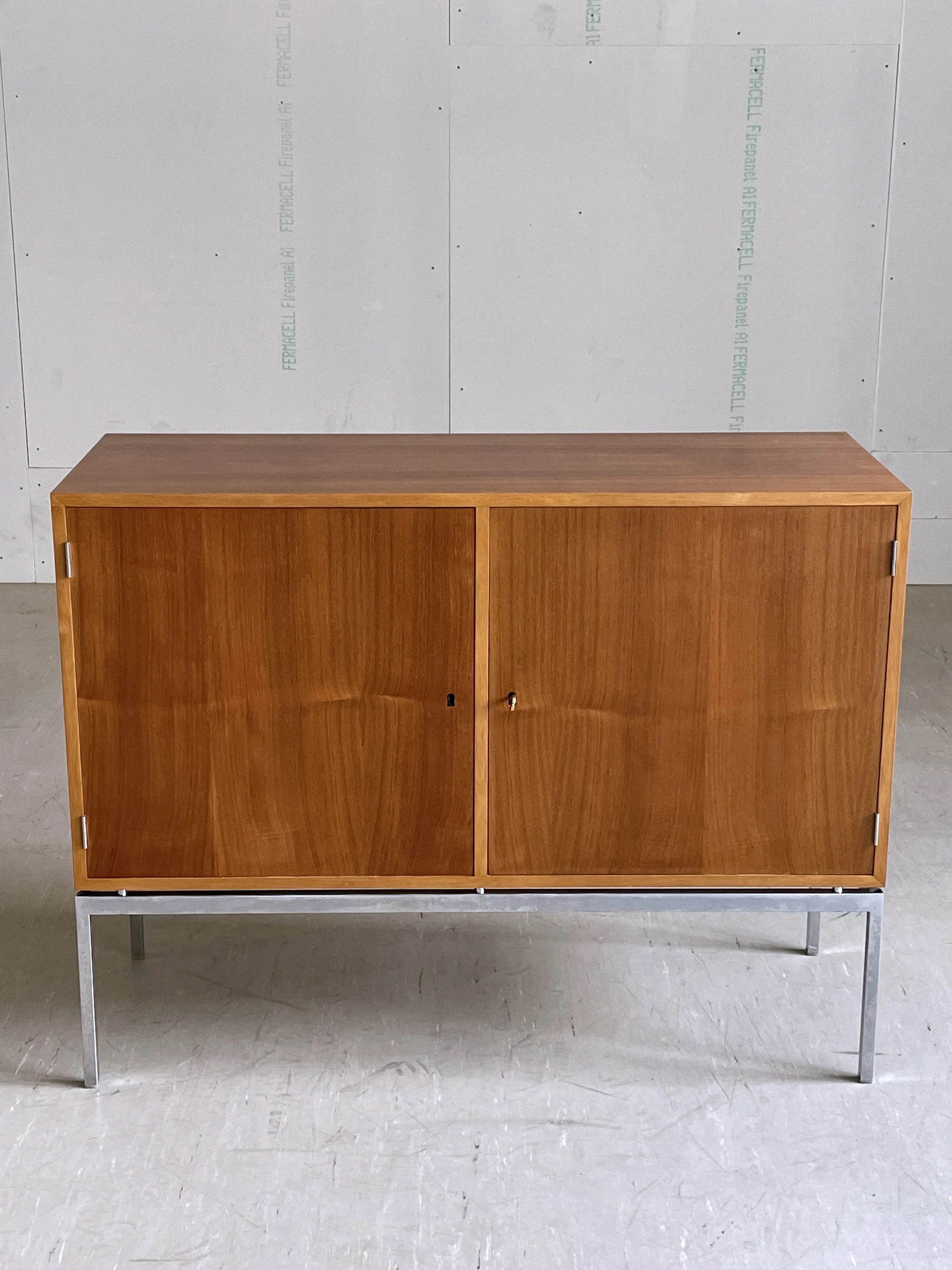 Vintage Design Sideboard_Nussbaum.3.JPG