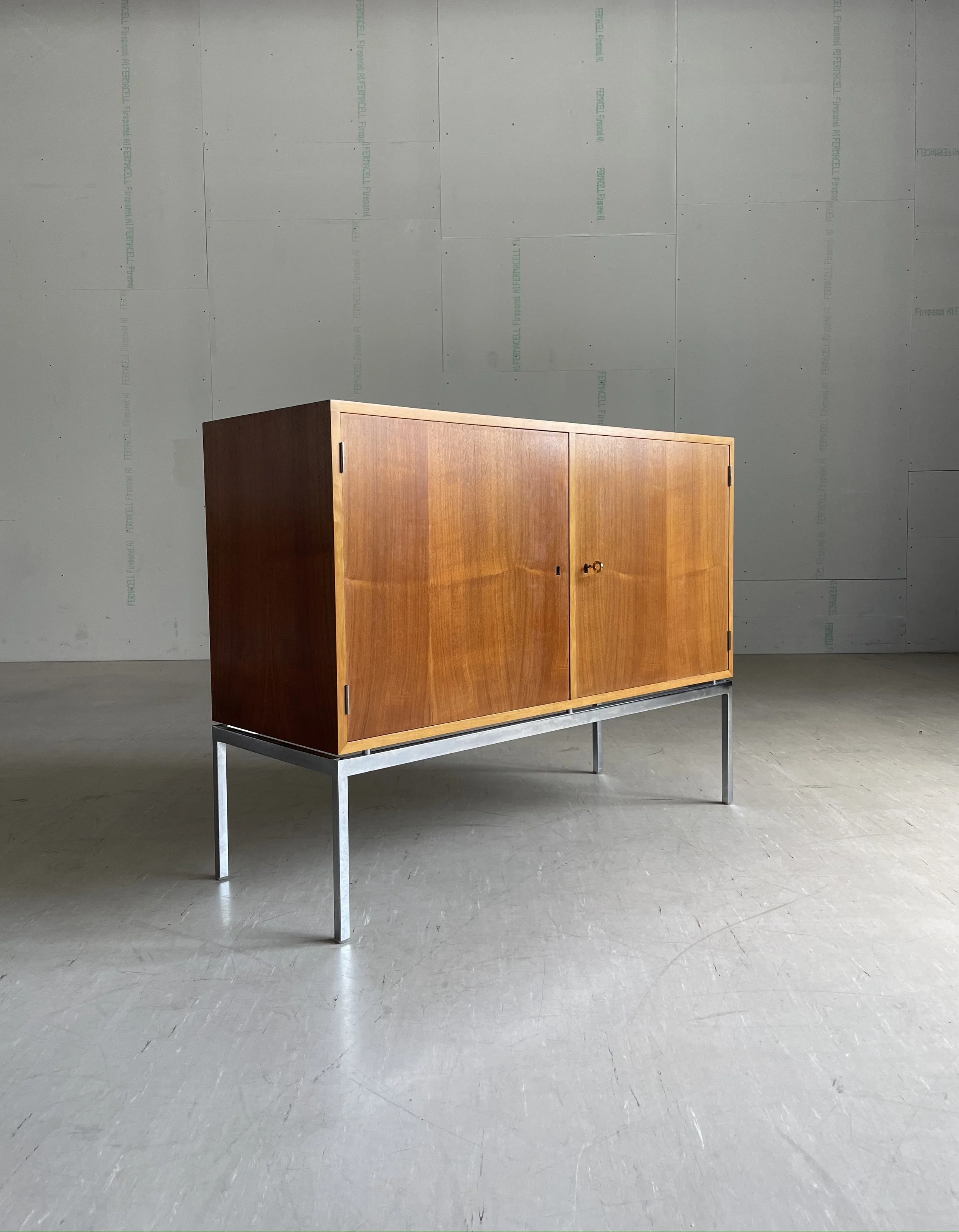 Vintage Design Sideboard_Nussbaum.12.JPG