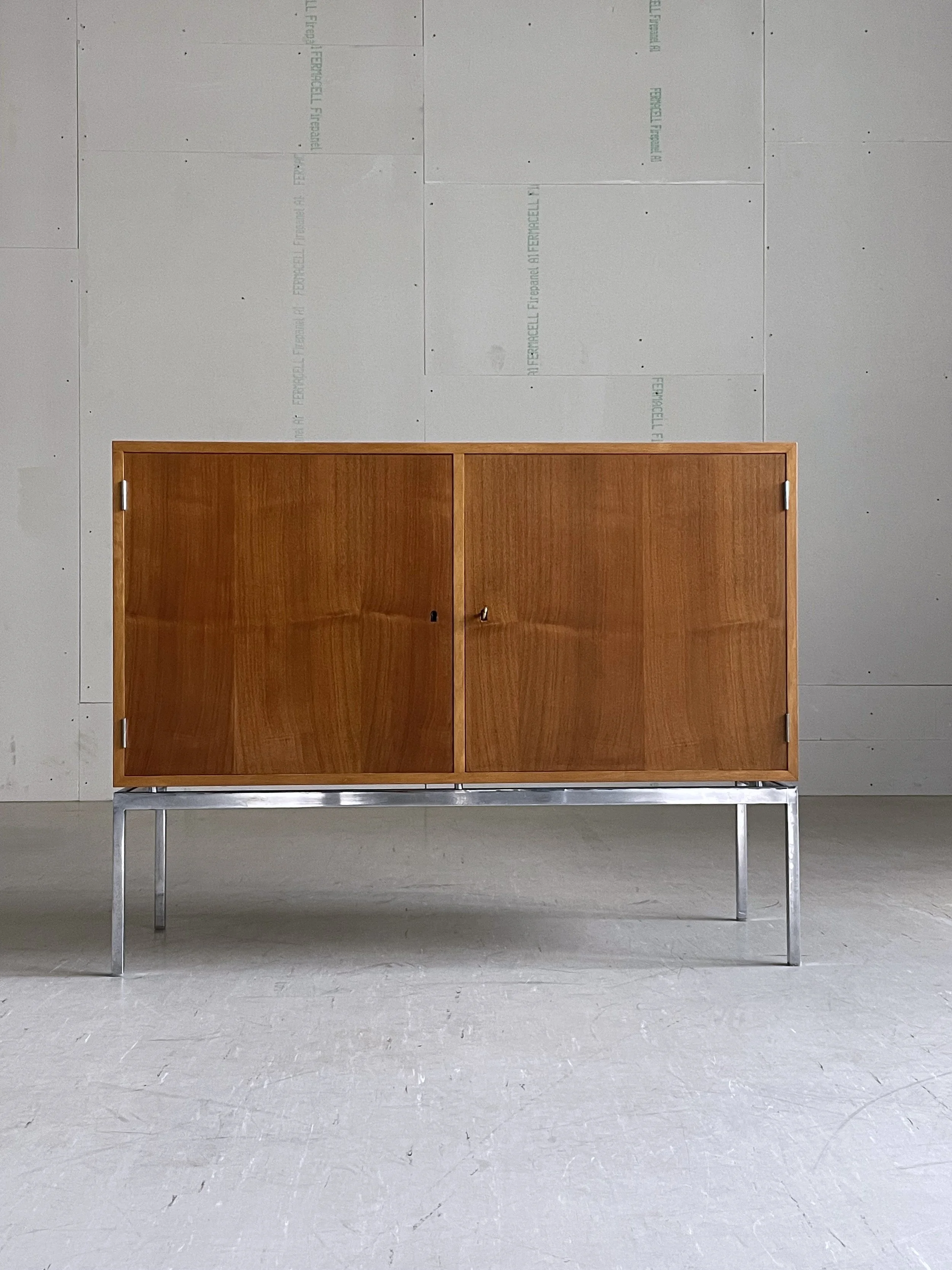 Vintage Design Sideboard_Nussbaum.7.JPG
