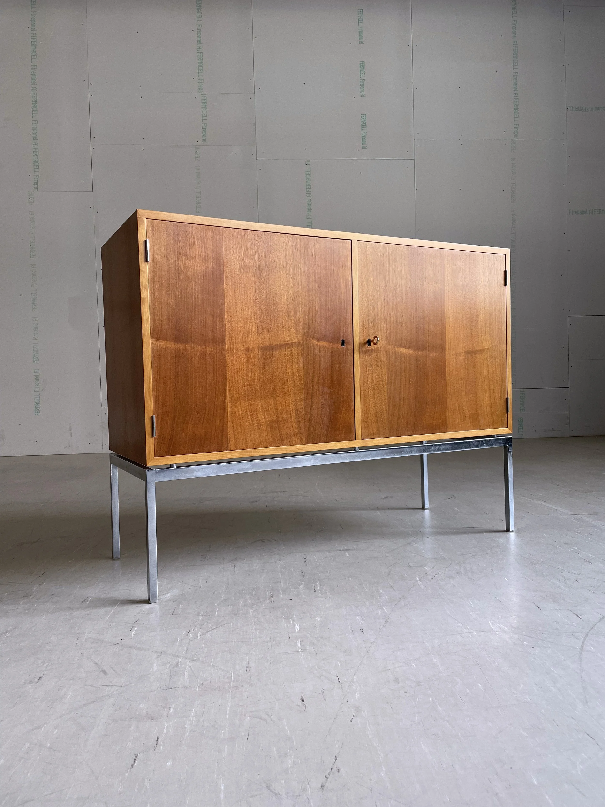 Vintage Design Sideboard Nussbaum