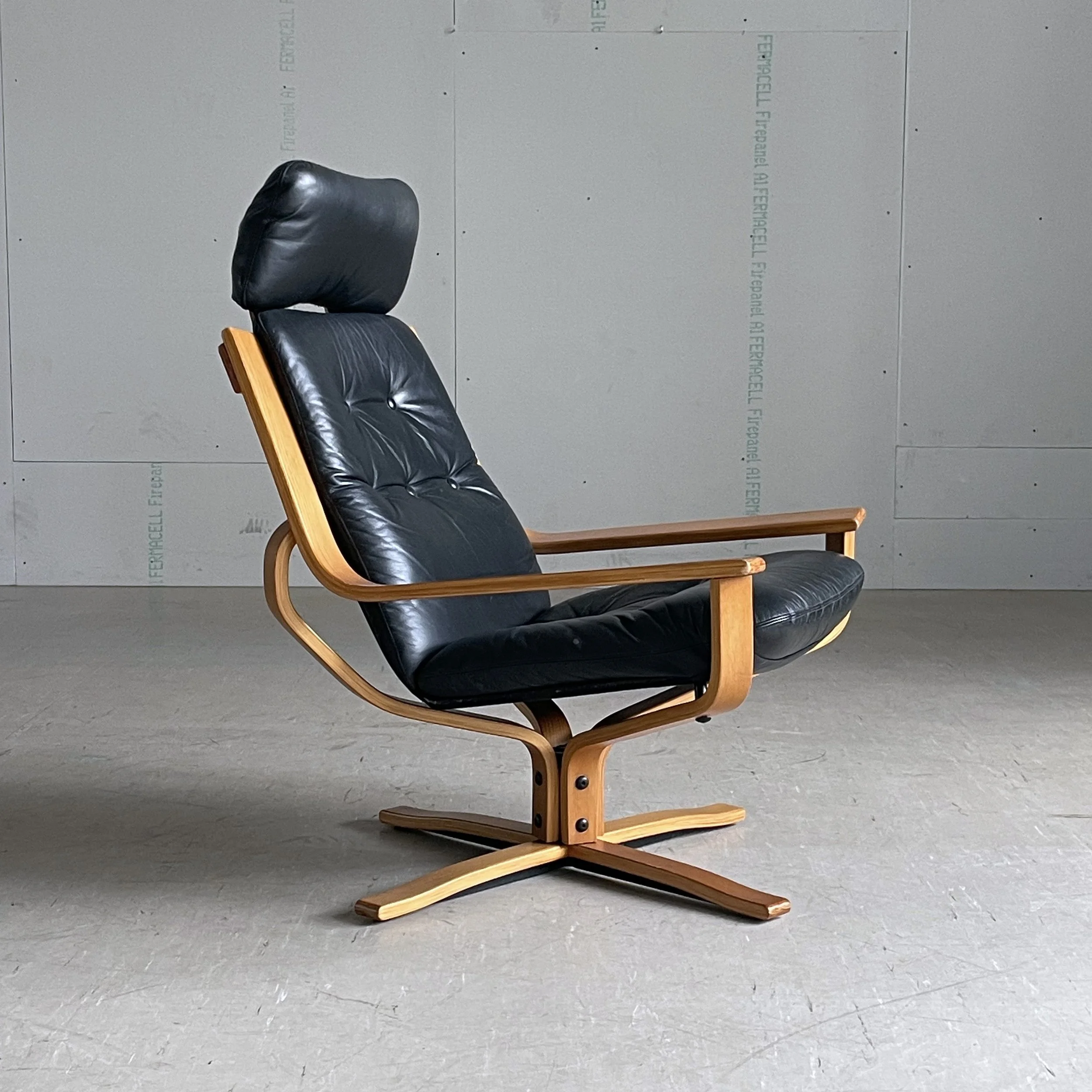 1070's Joe Rufenacht swivelling leather Lounge Chair, produced by JR