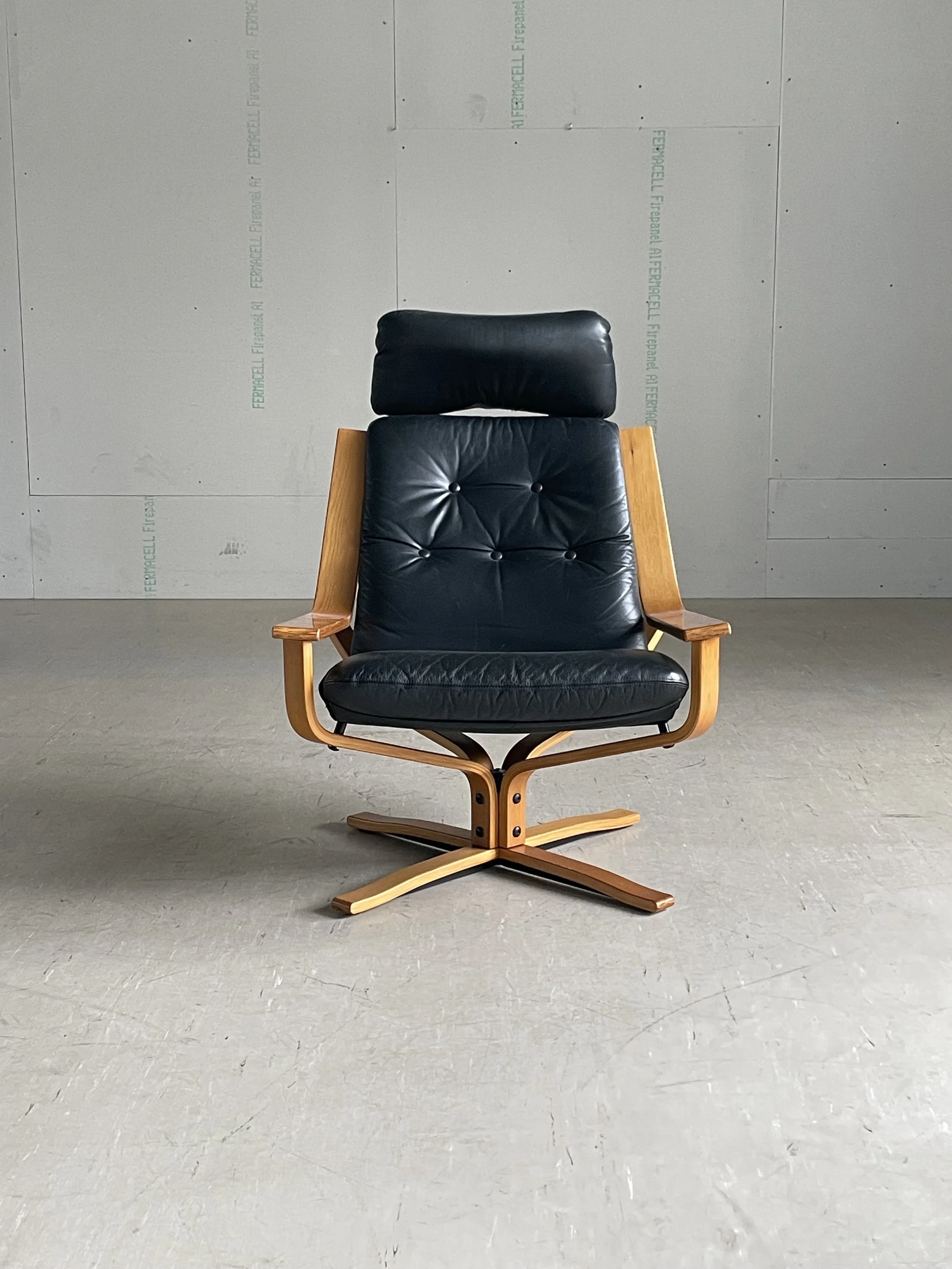 1070's Joe Rufenacht swivelling leather Lounge Chair, produced by JR
