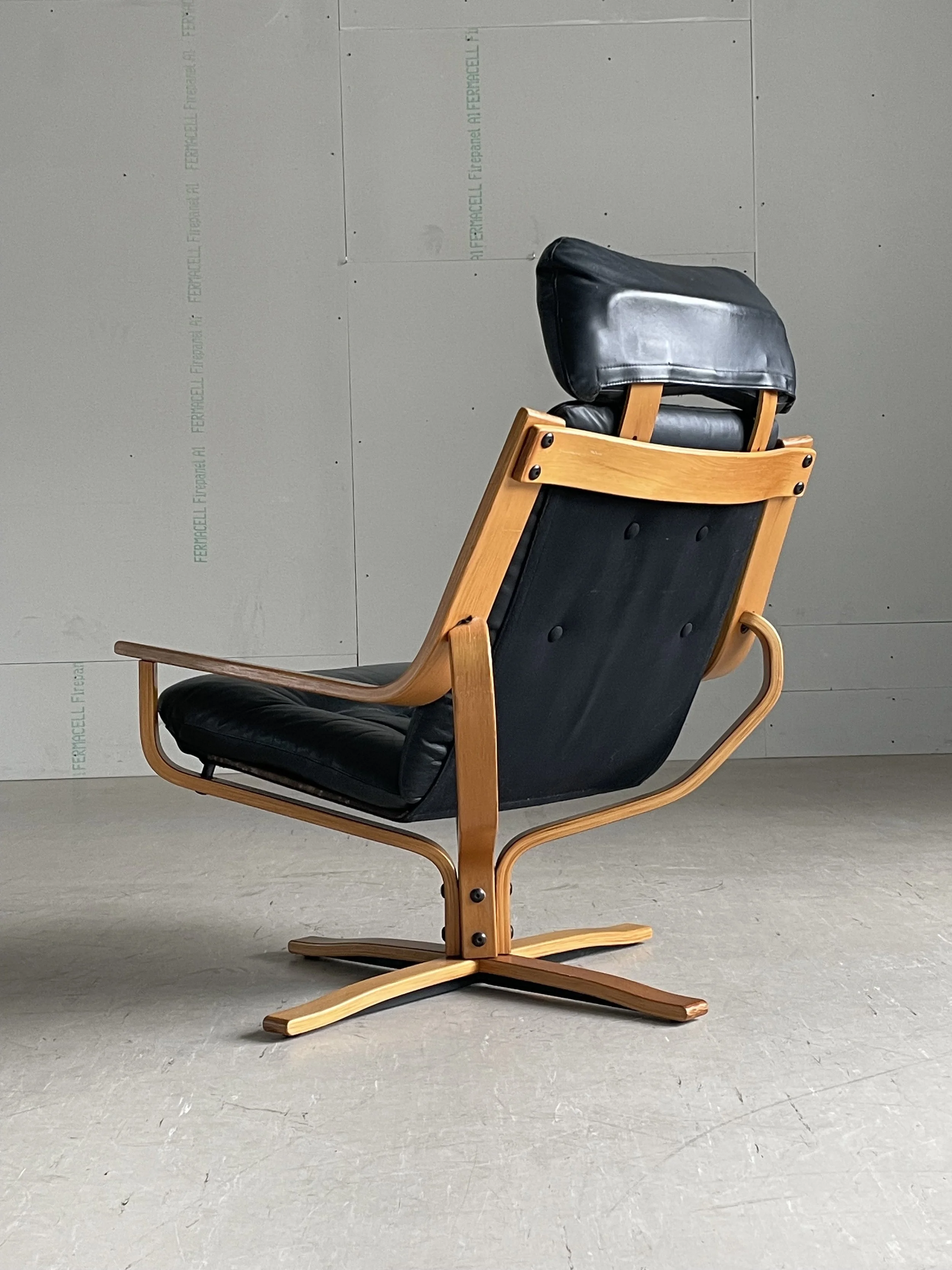1070's Joe Rufenacht swivelling leather Lounge Chair, produced by JR
