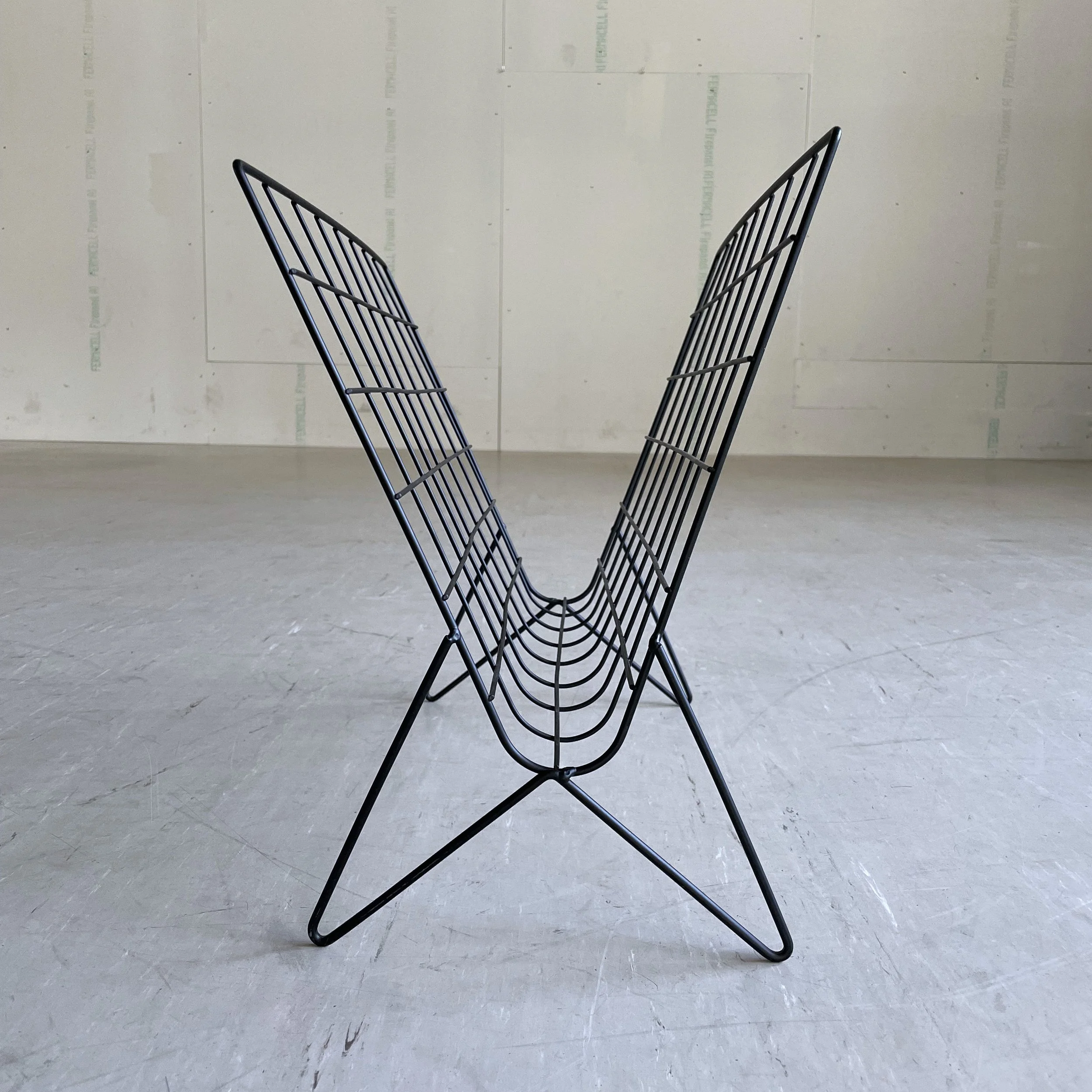 Zeitungsständer schwarz Metall.5.JPG