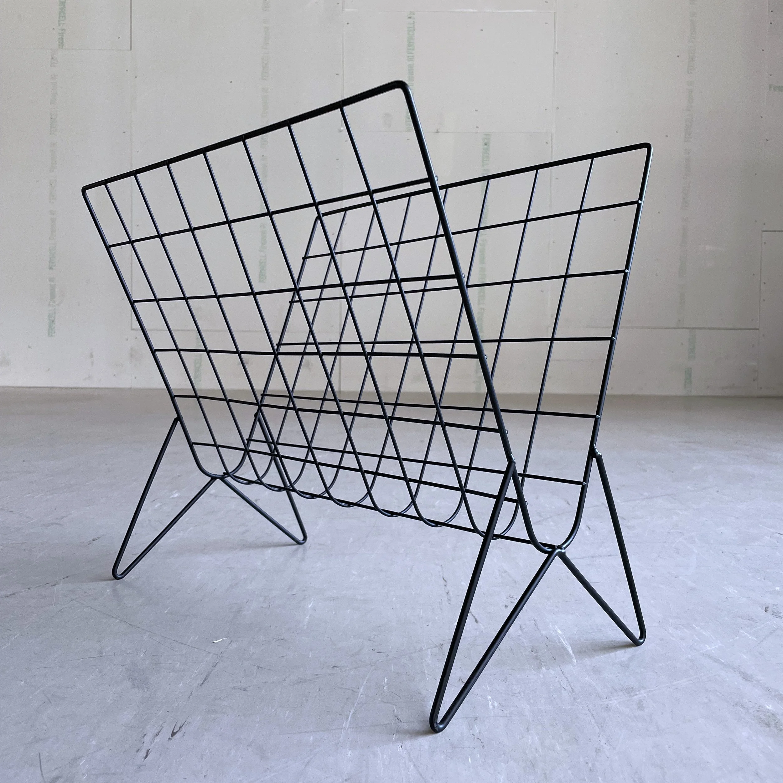 Zeitungsständer schwarz Metall.4.JPG