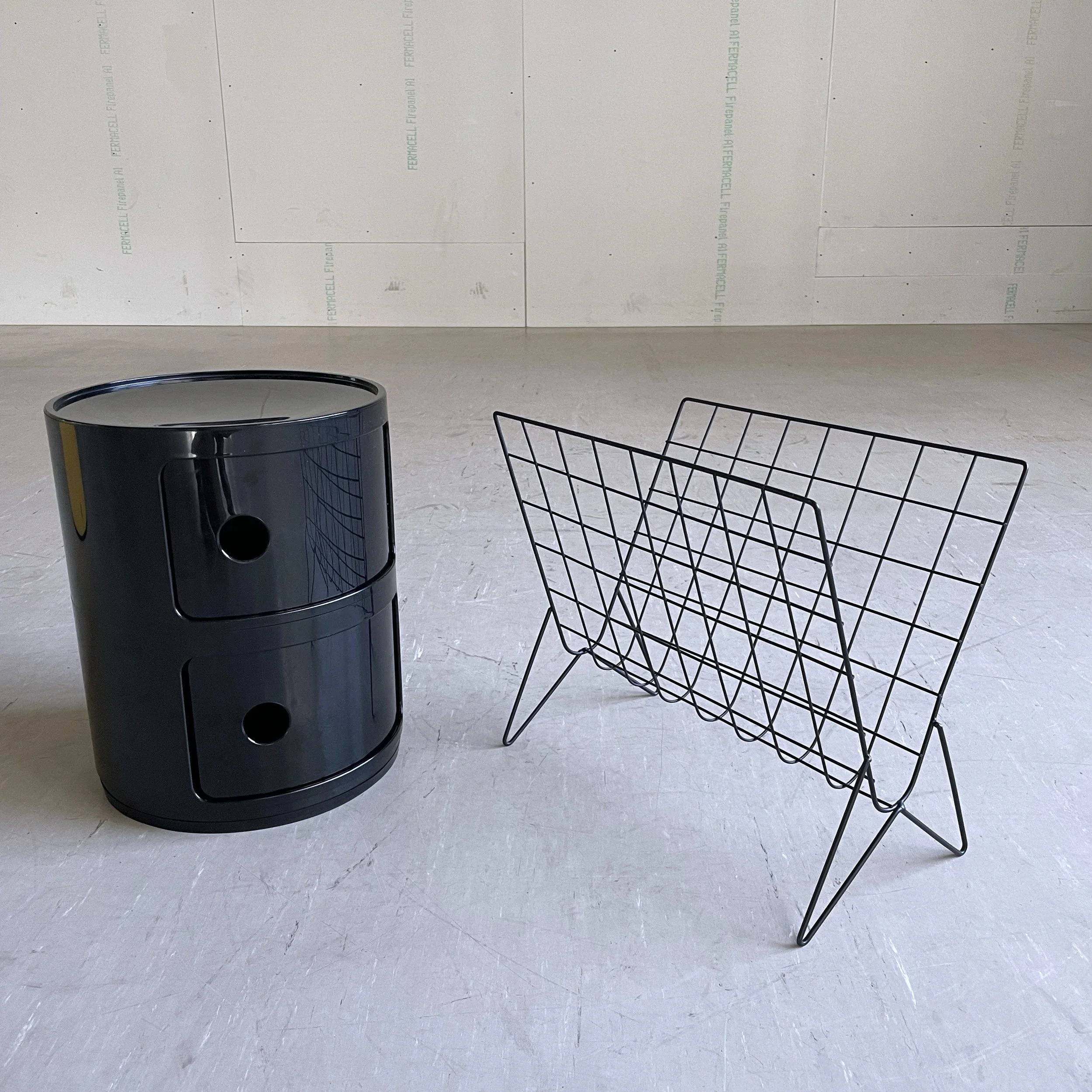 Zeitungsständer schwarz Metall.2.JPG