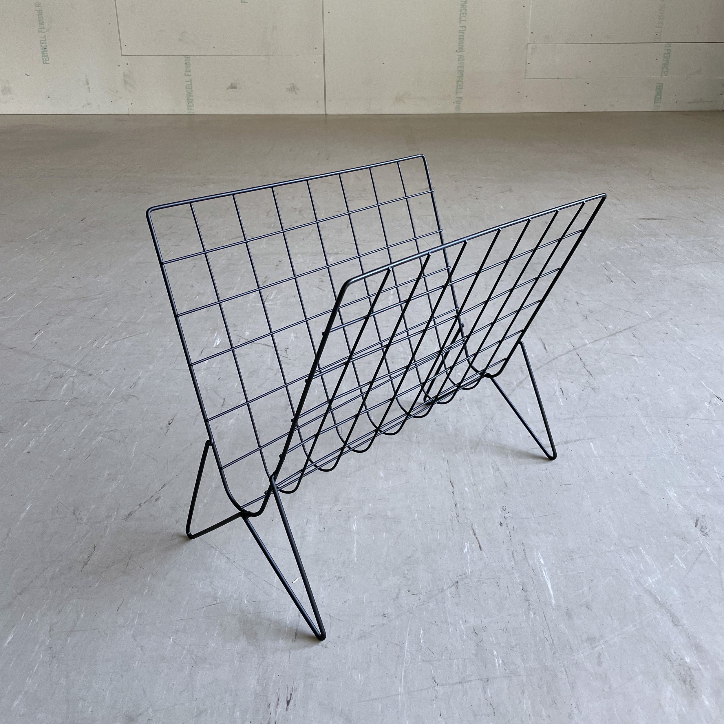 Zeitungsständer schwarz Metall.8.JPG