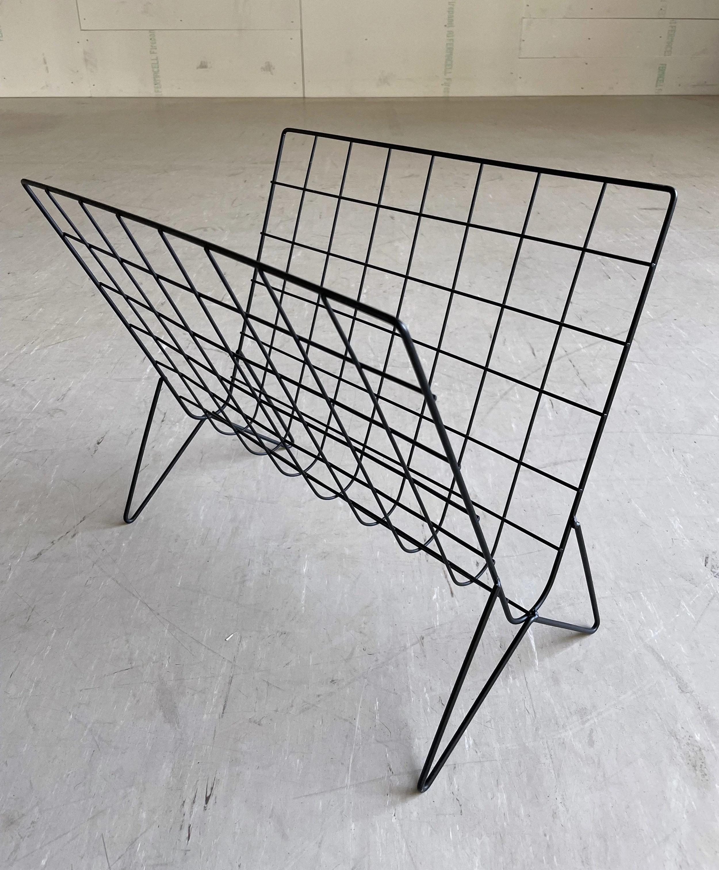 Zeitungsständer schwarz Metall.10.JPG