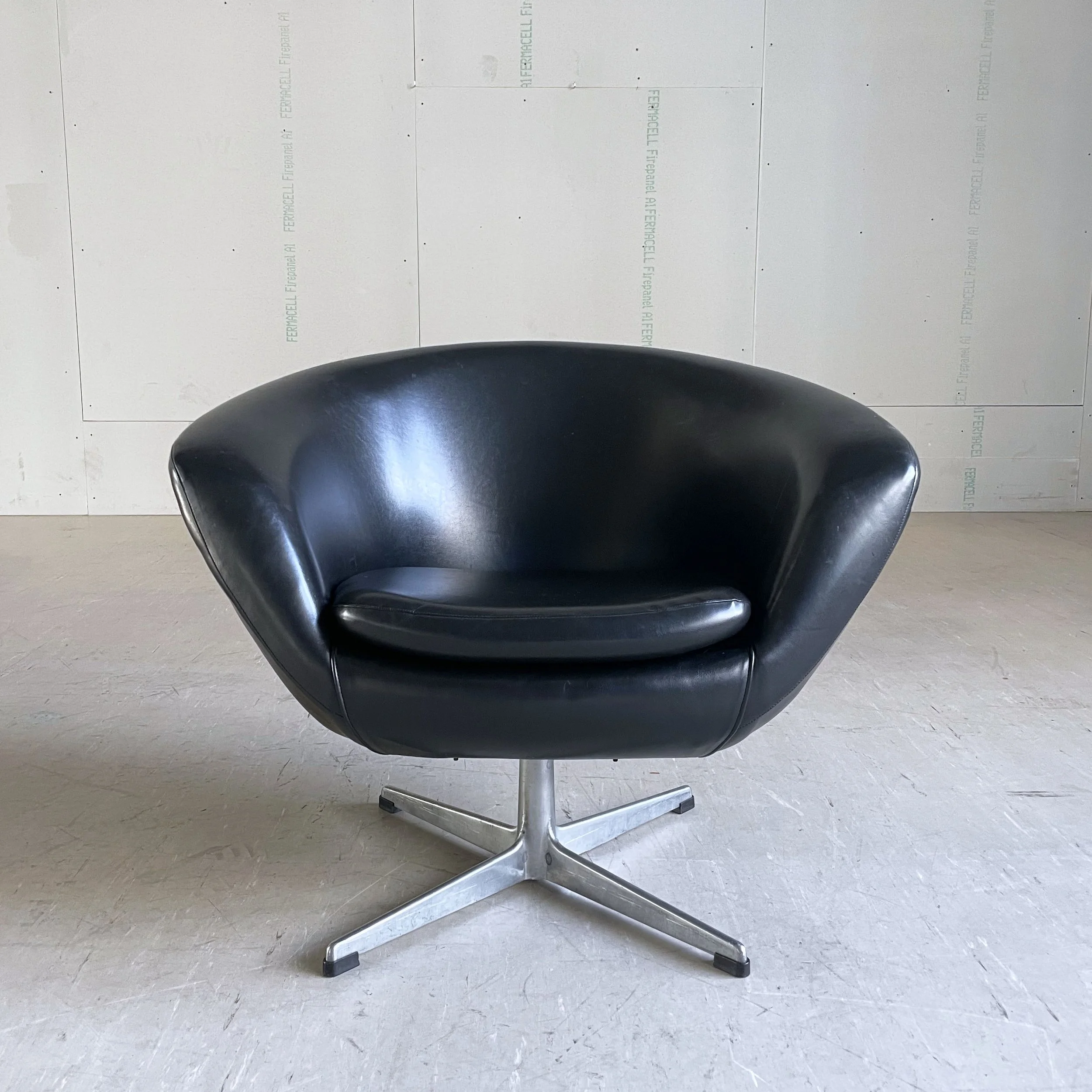 Overman Swivel Chair.6.JPG
