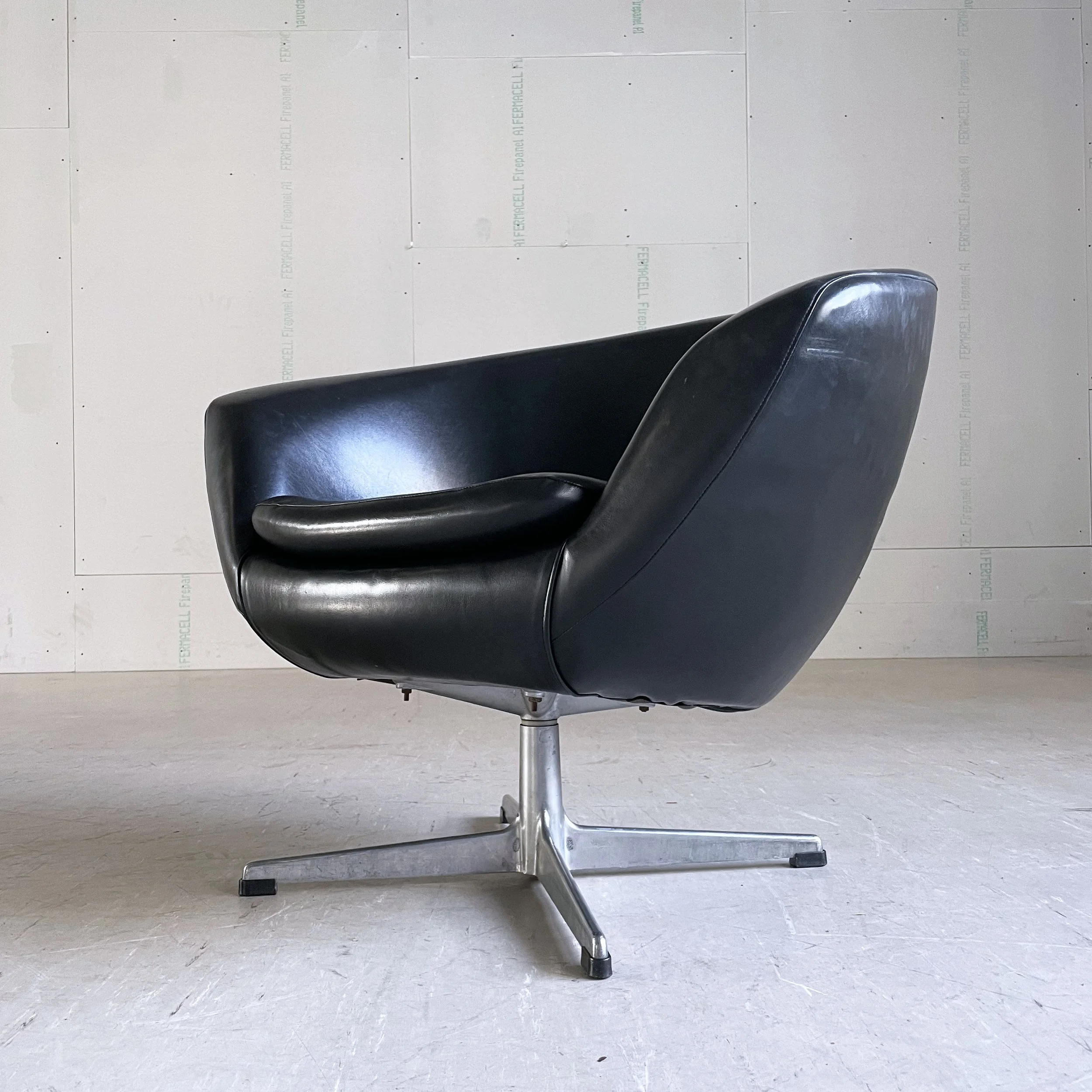 Overman Swivel Chair.5.JPG