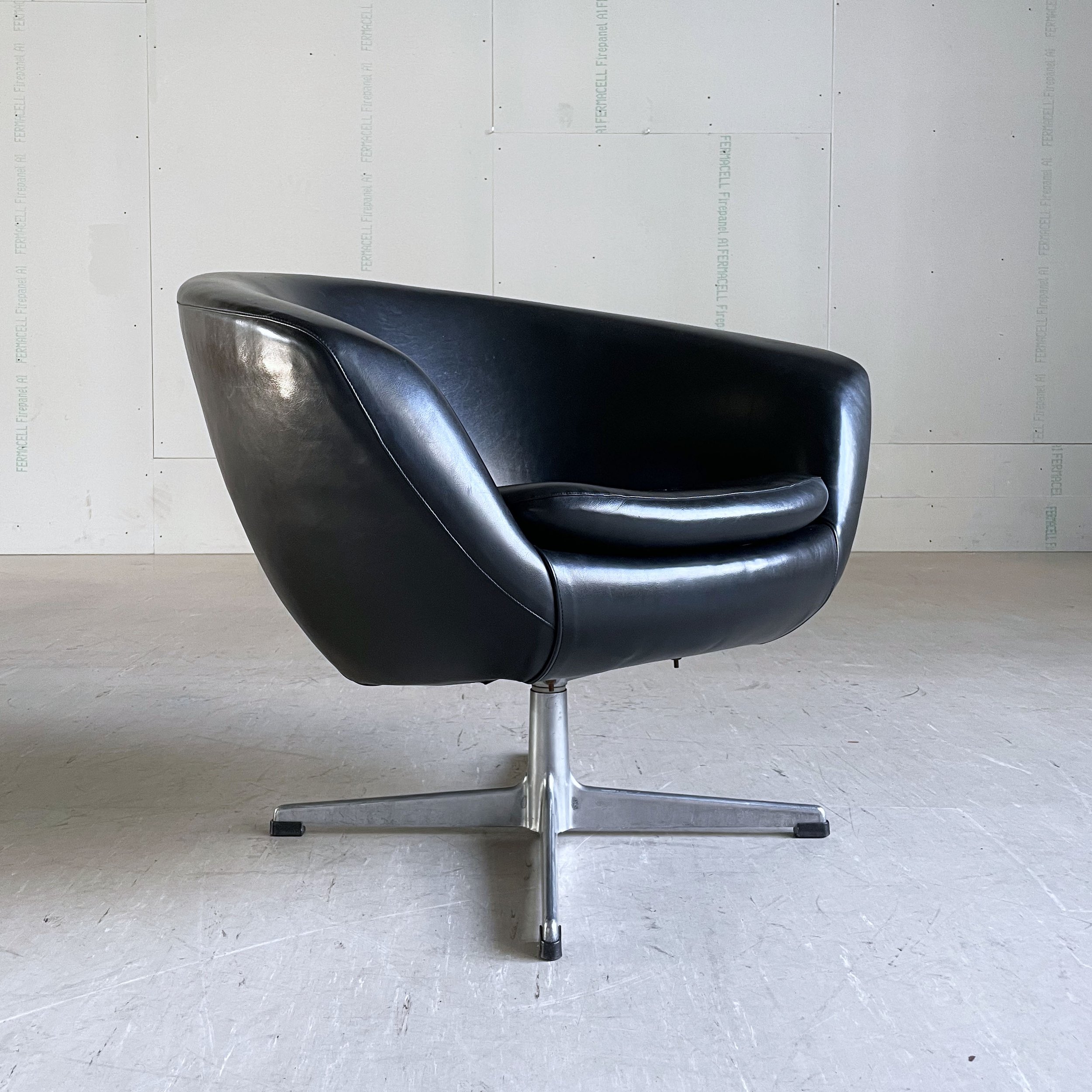 1970’s Overman Swiveling Armchair / Pod Chair