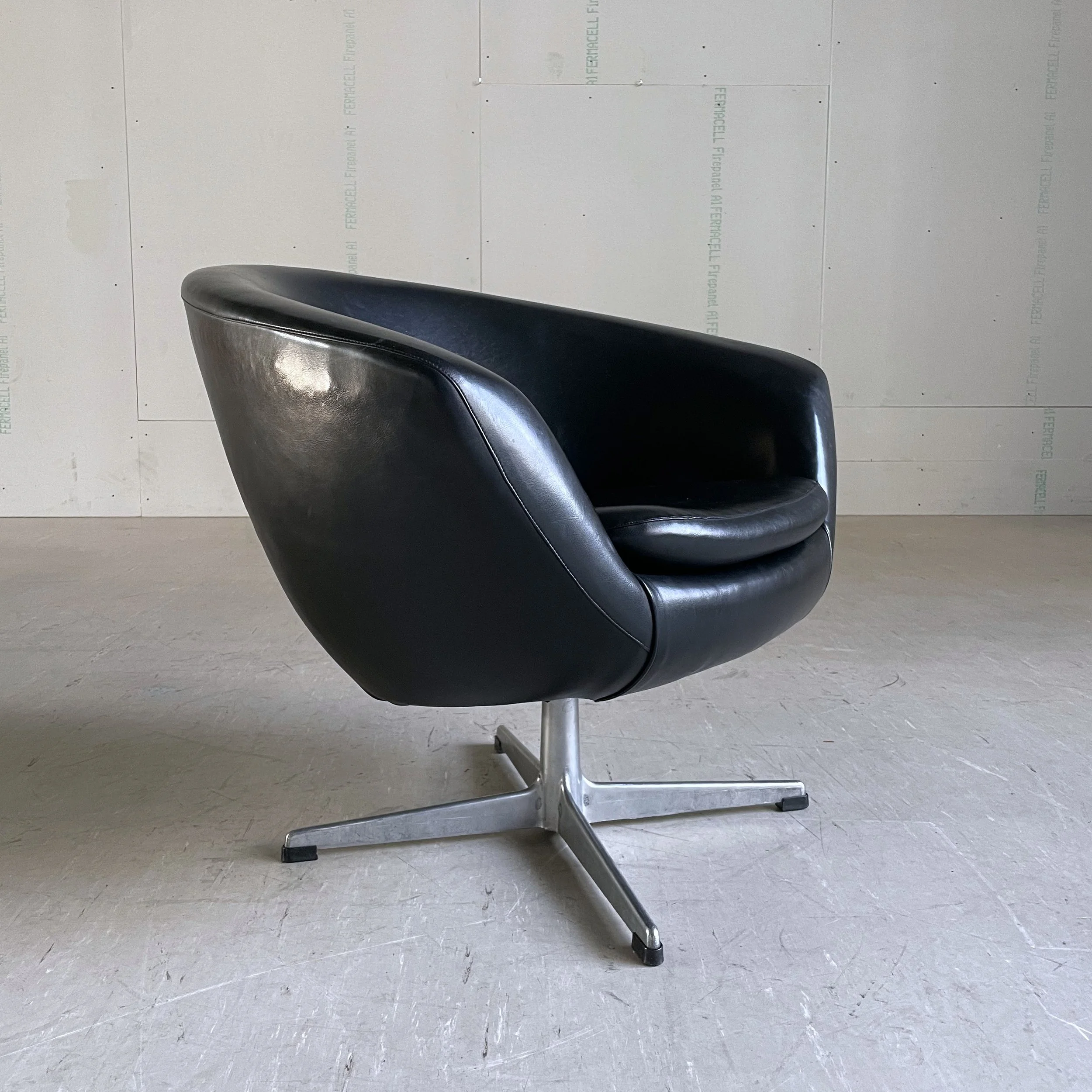 Overman Swivel Chair.3.JPG