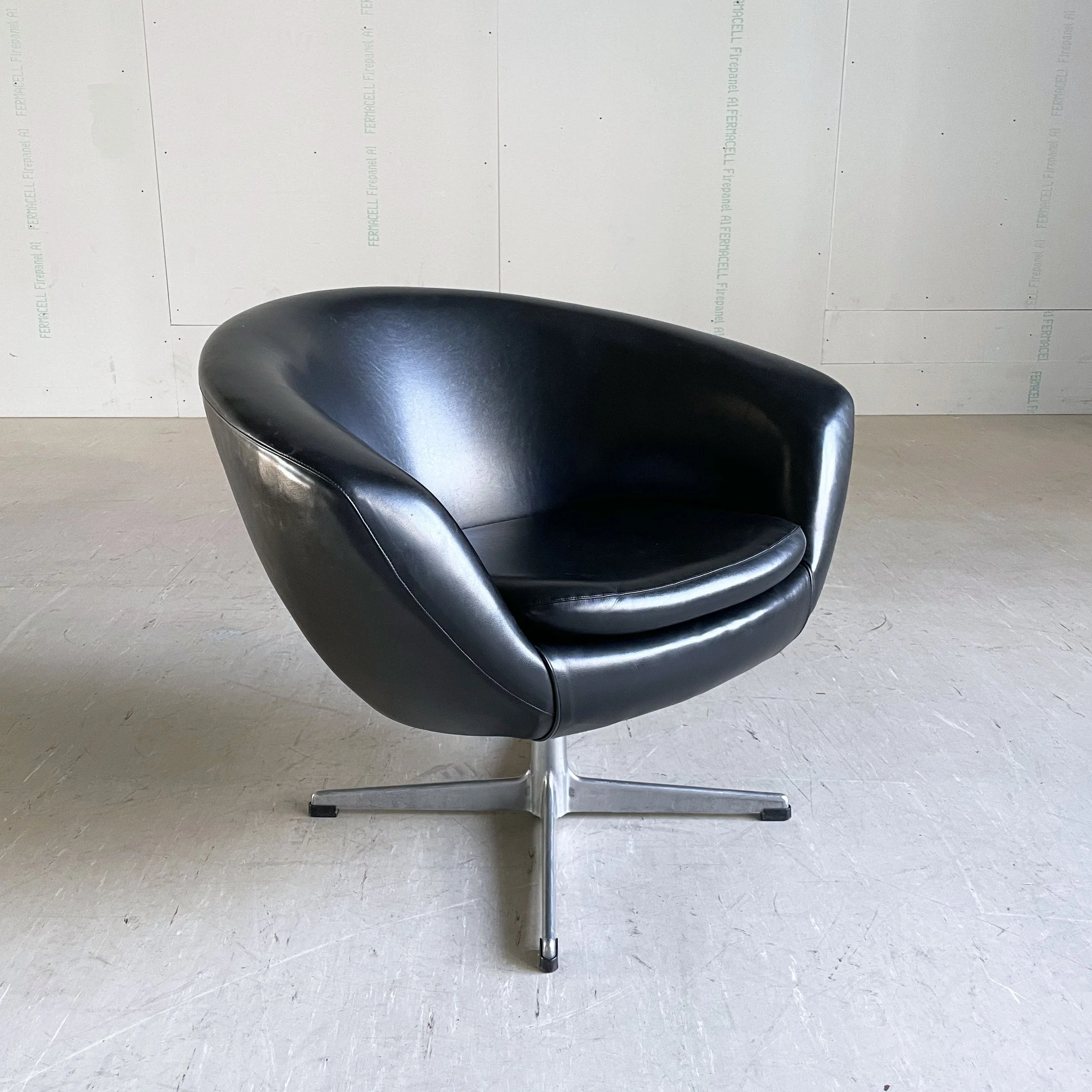 Overman Swivel Chair.4.JPG