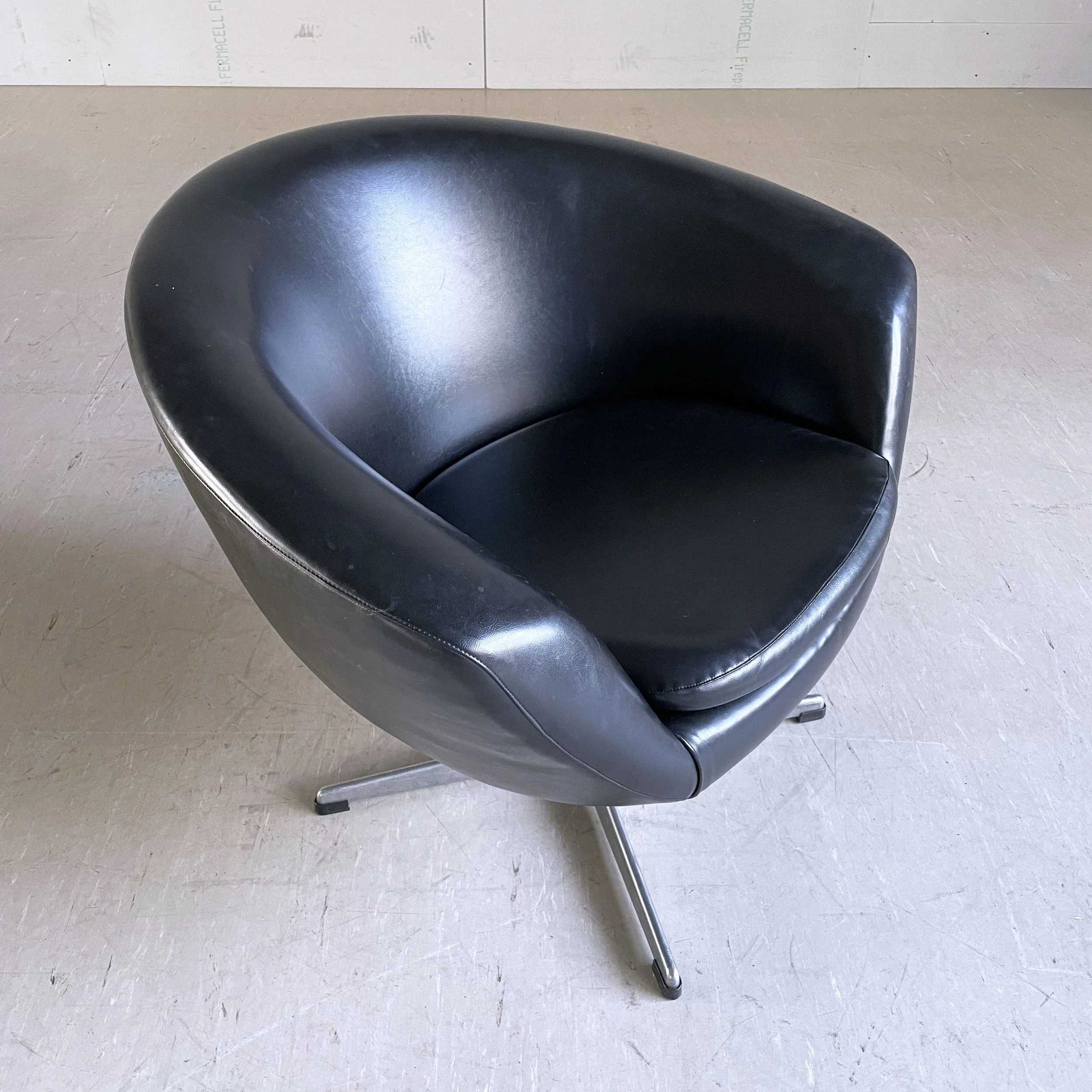 Overman Swivel Chair.10.JPG