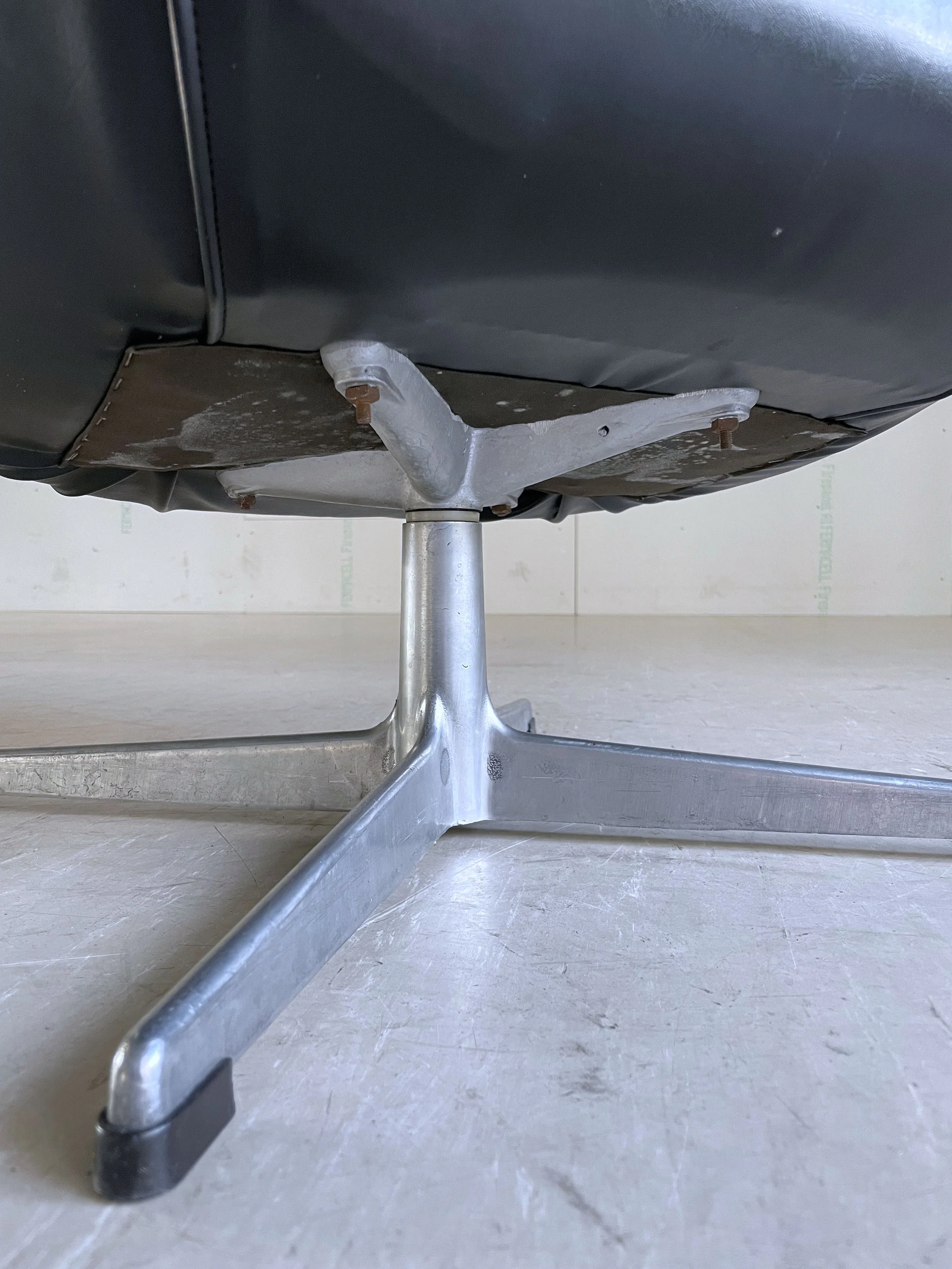 Overman Swivel Chair.2.JPG