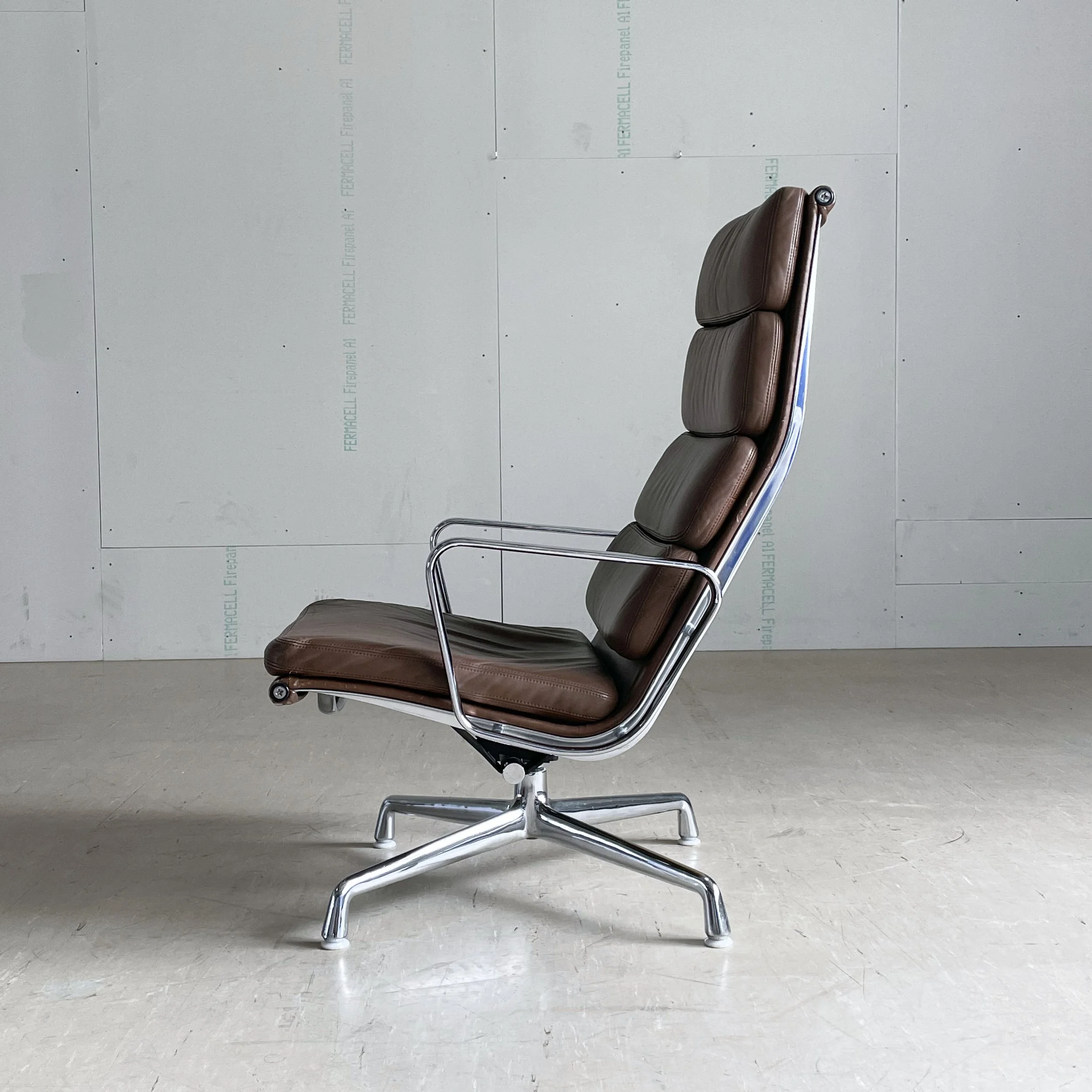 Eames EA222 Soft Pad Alu Sessel.8.JPG