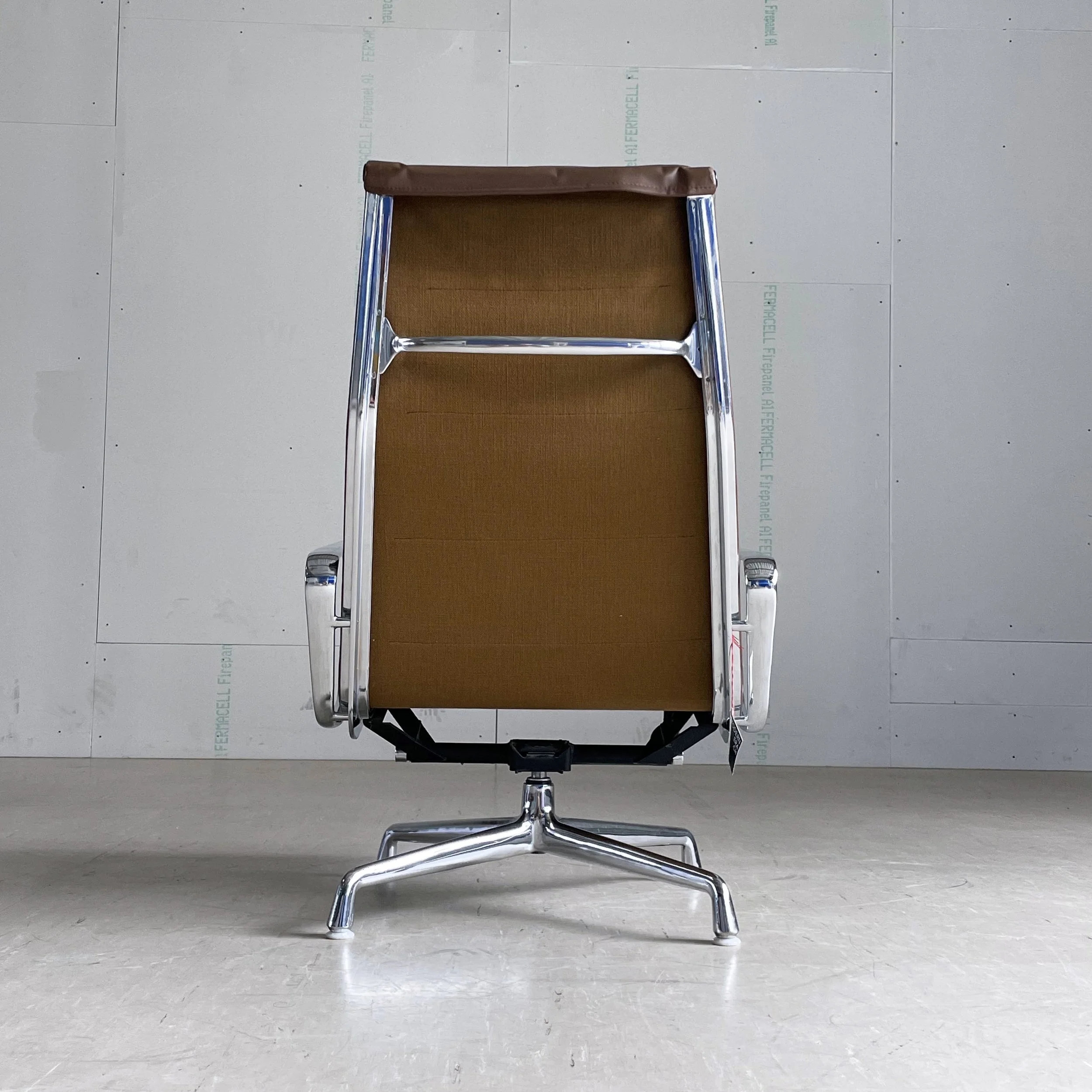 Eames EA222 Soft Pad Alu Sessel.9.JPG