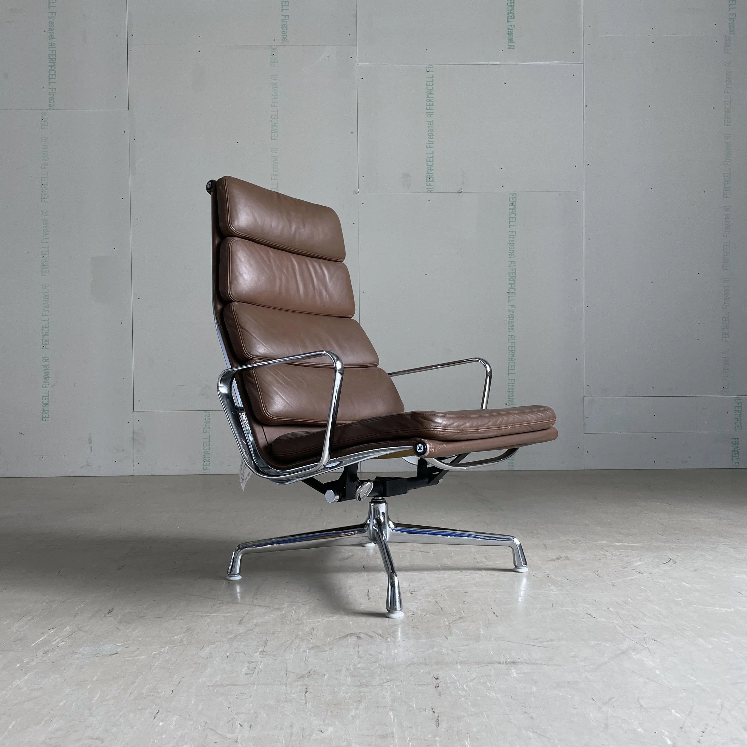 Eames EA222 Soft Pad Alu Sessel.2.JPG