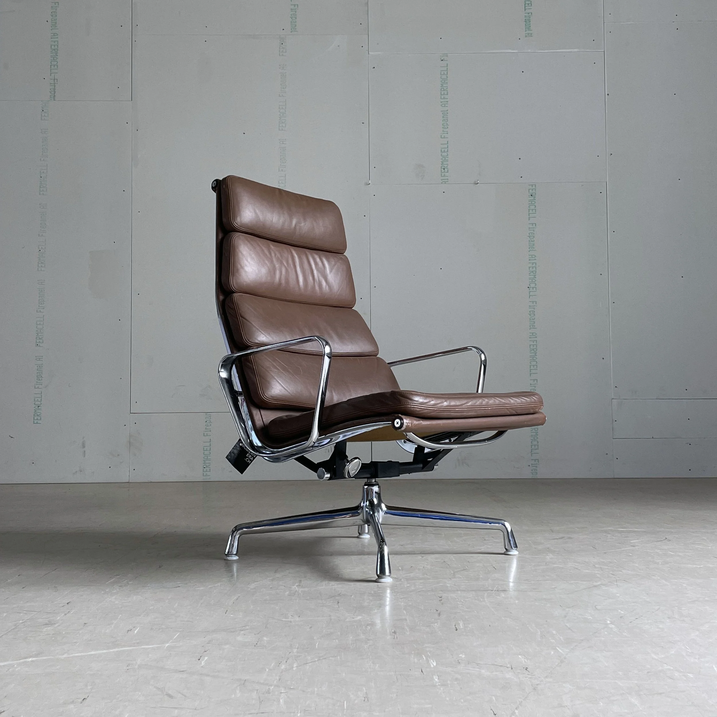 Vitra Soft Pad Chair EA 222 – Leather Lounge Chair