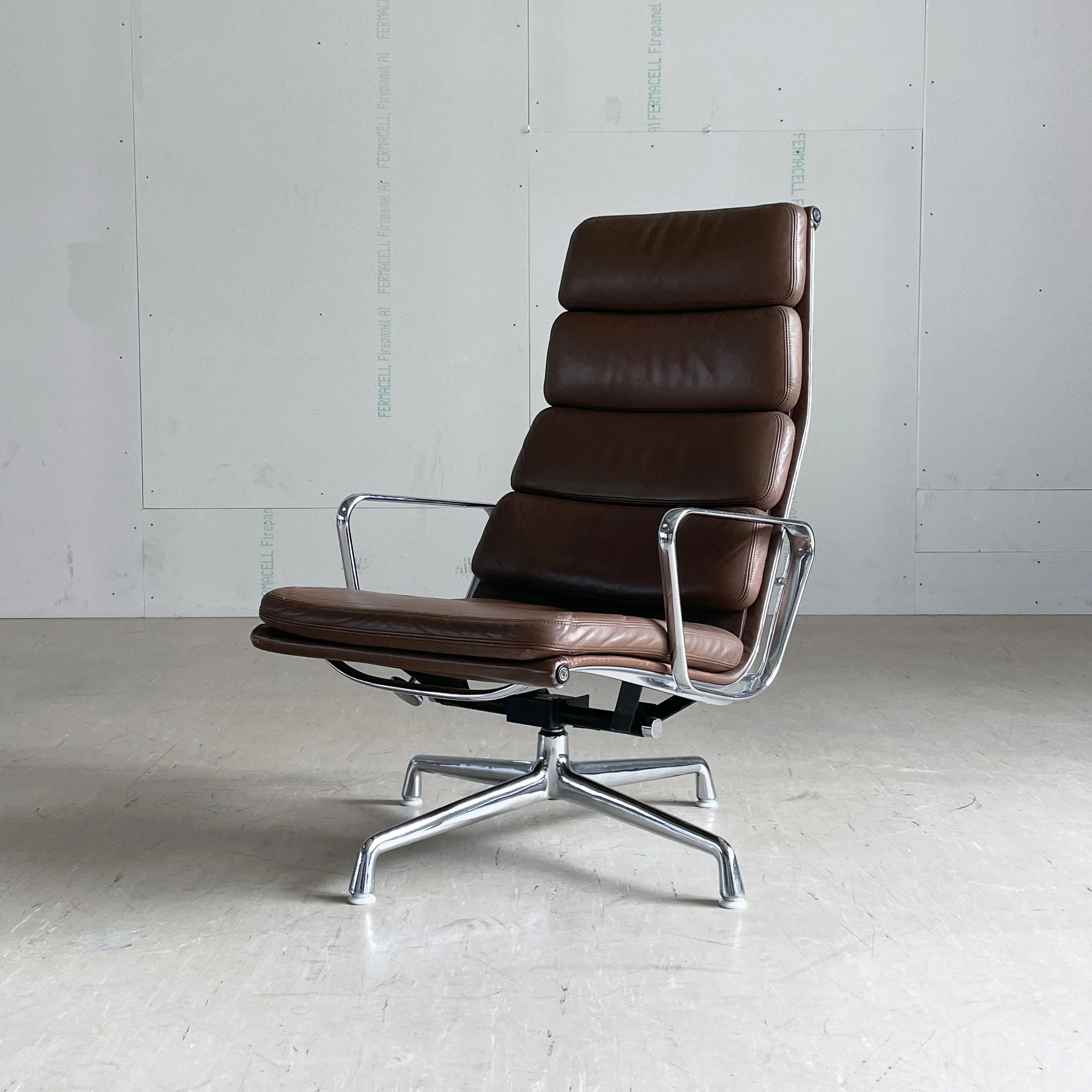 Eames EA222 Soft Pad Alu Sessel.6.JPG