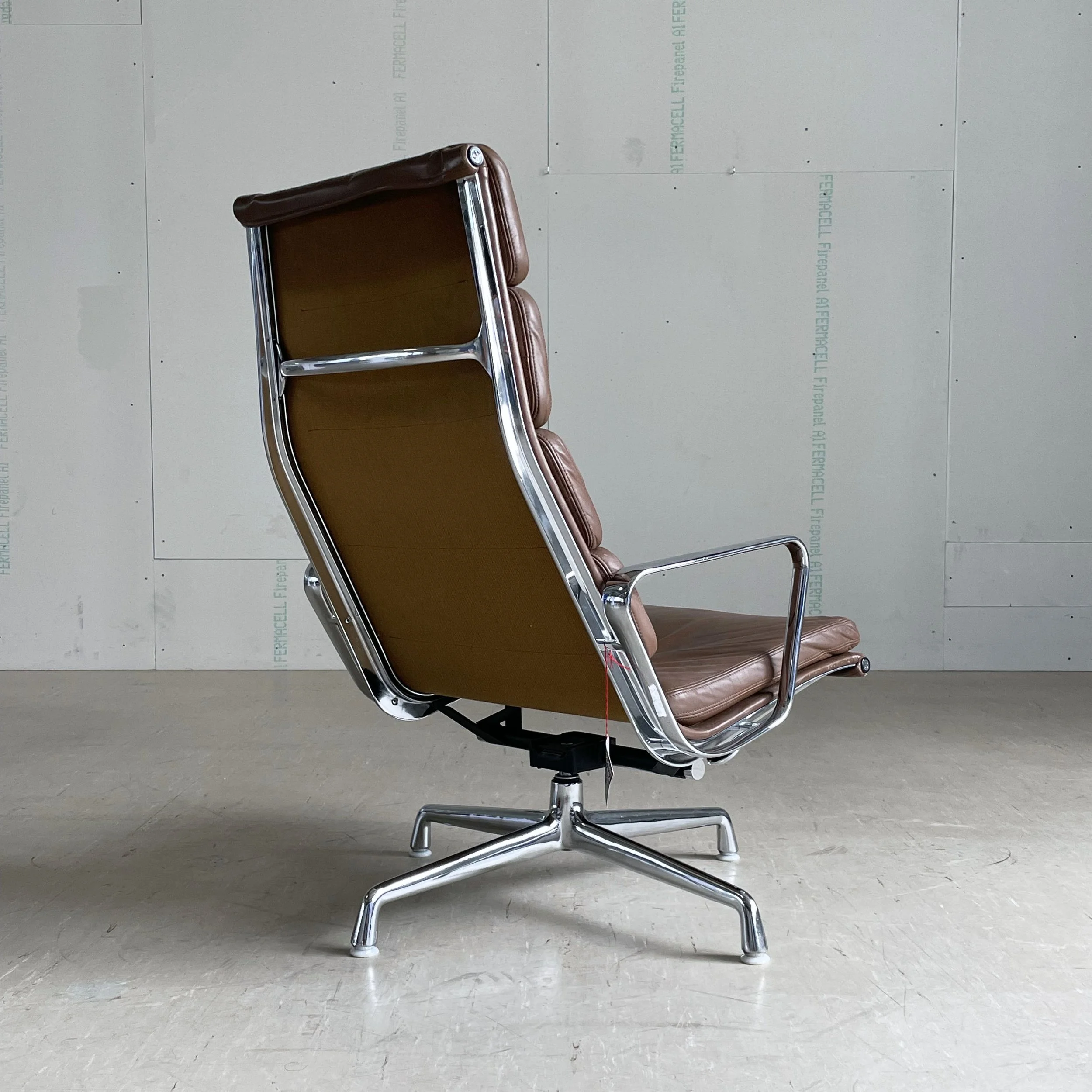 Eames EA222 Soft Pad Alu Sessel.4.JPG