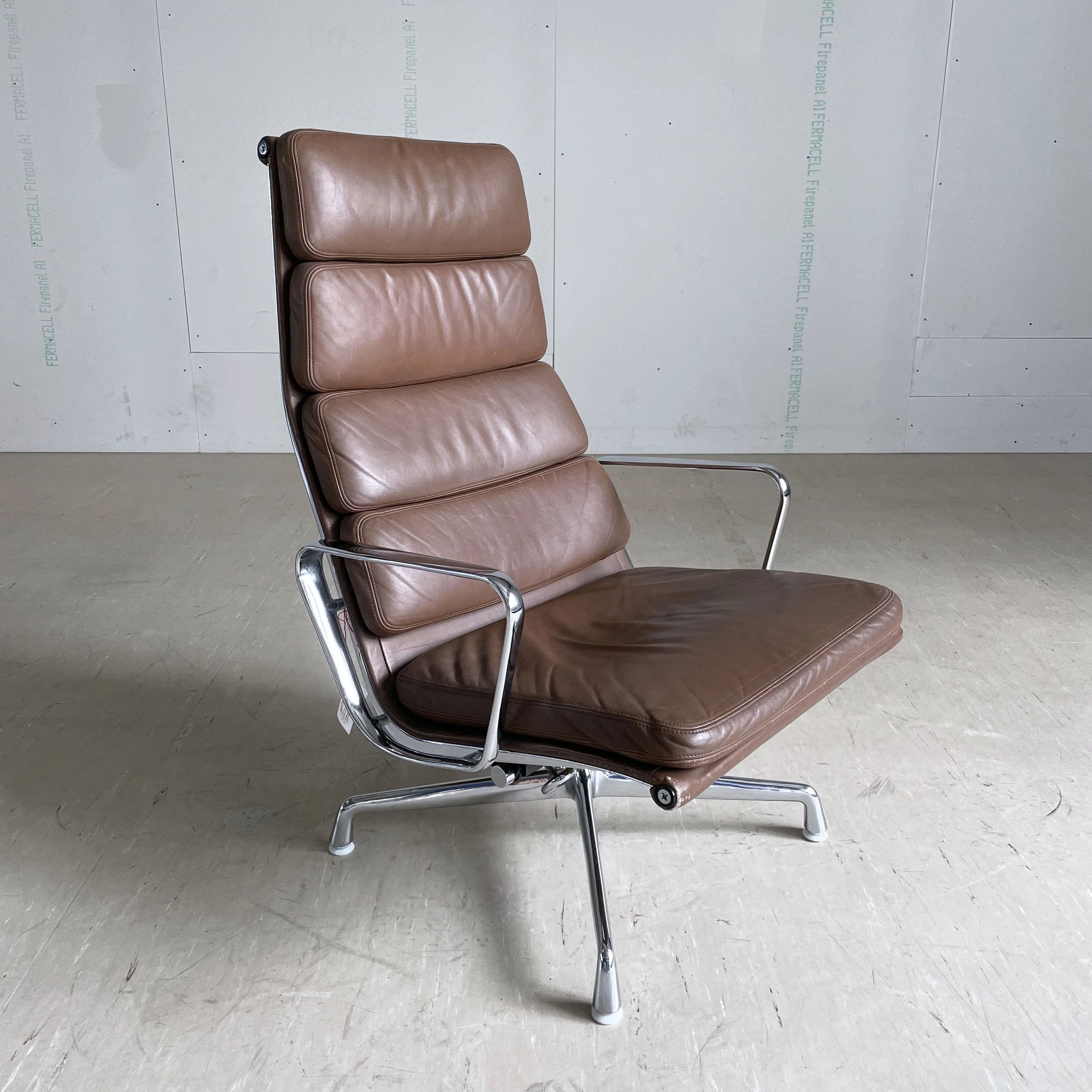 Eames EA222 Soft Pad Alu Sessel.7.JPG