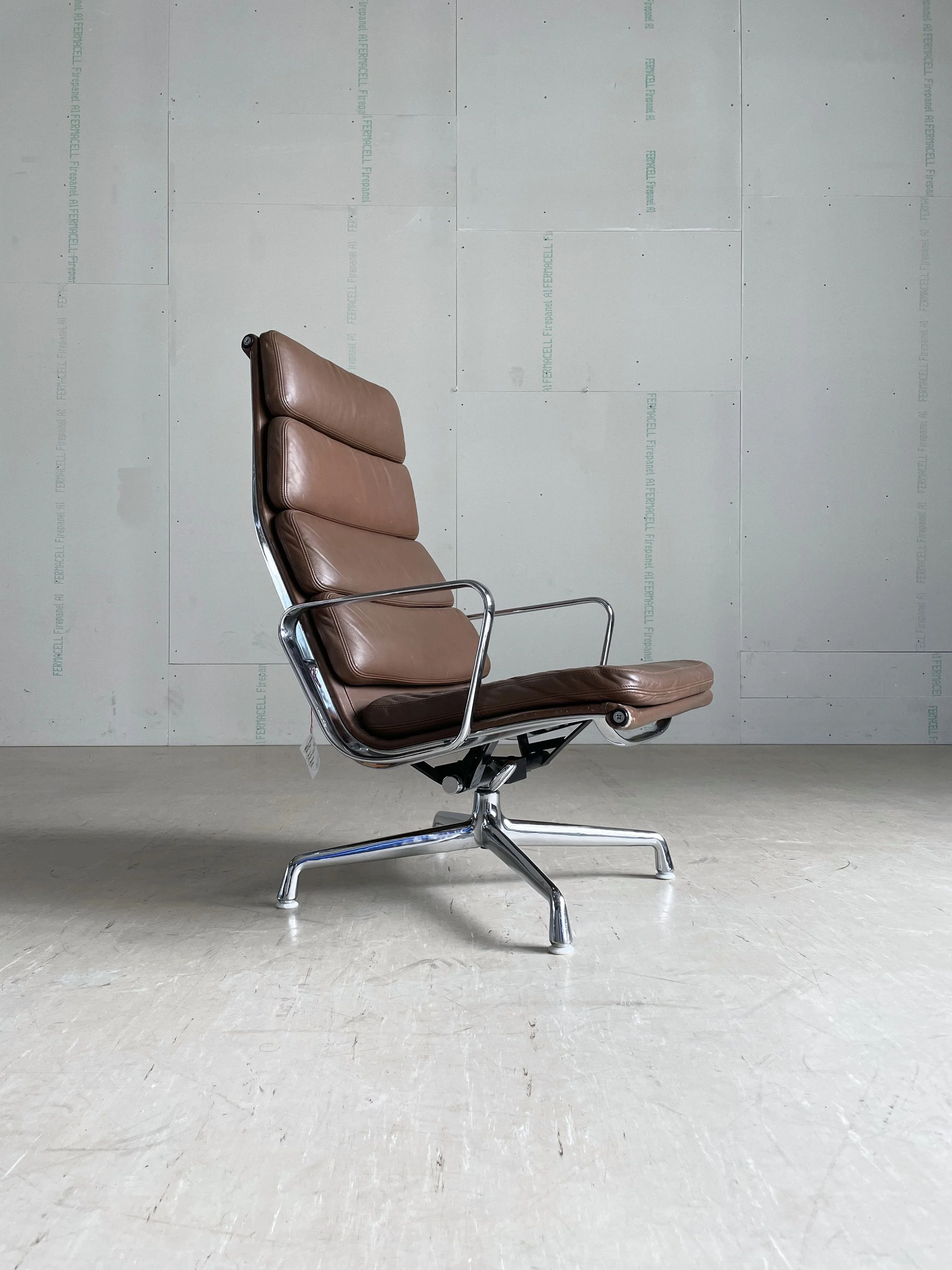 Eames EA222 Soft Pad Alu Sessel.1.JPG