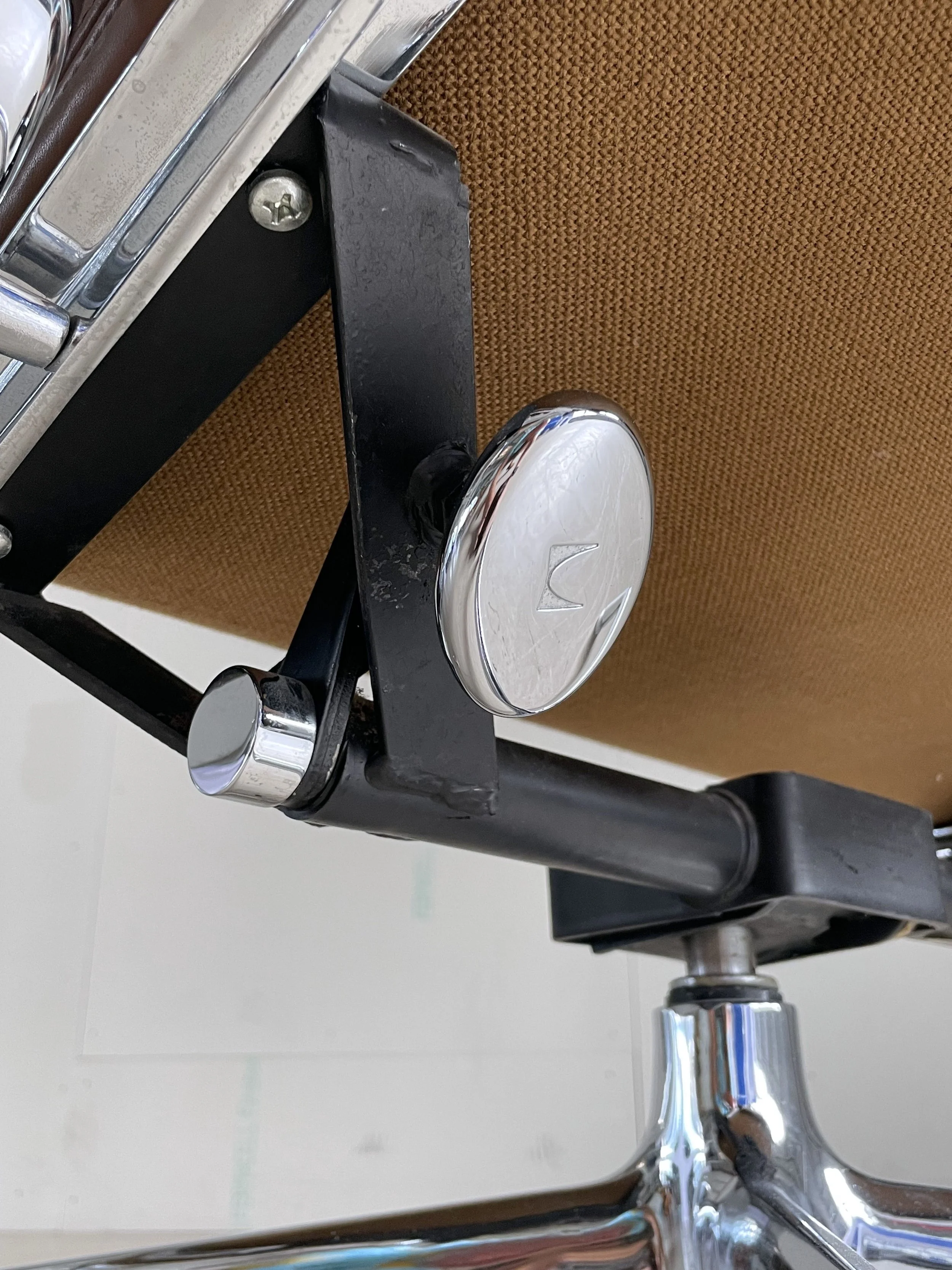 Eames EA222 Soft Pad Alu Sessel.11.JPG