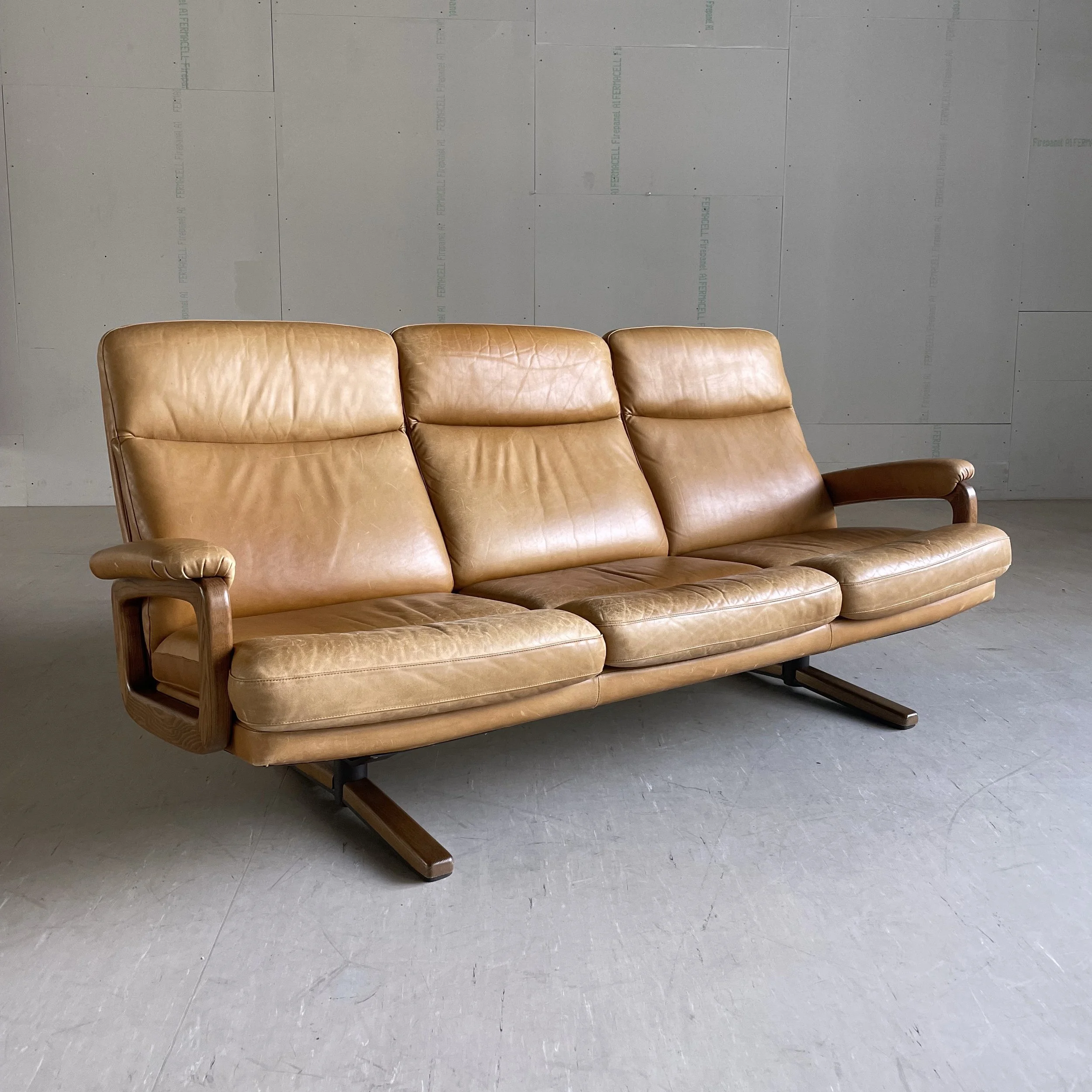 André Vandenbeuck Leder Sofa.12.JPG