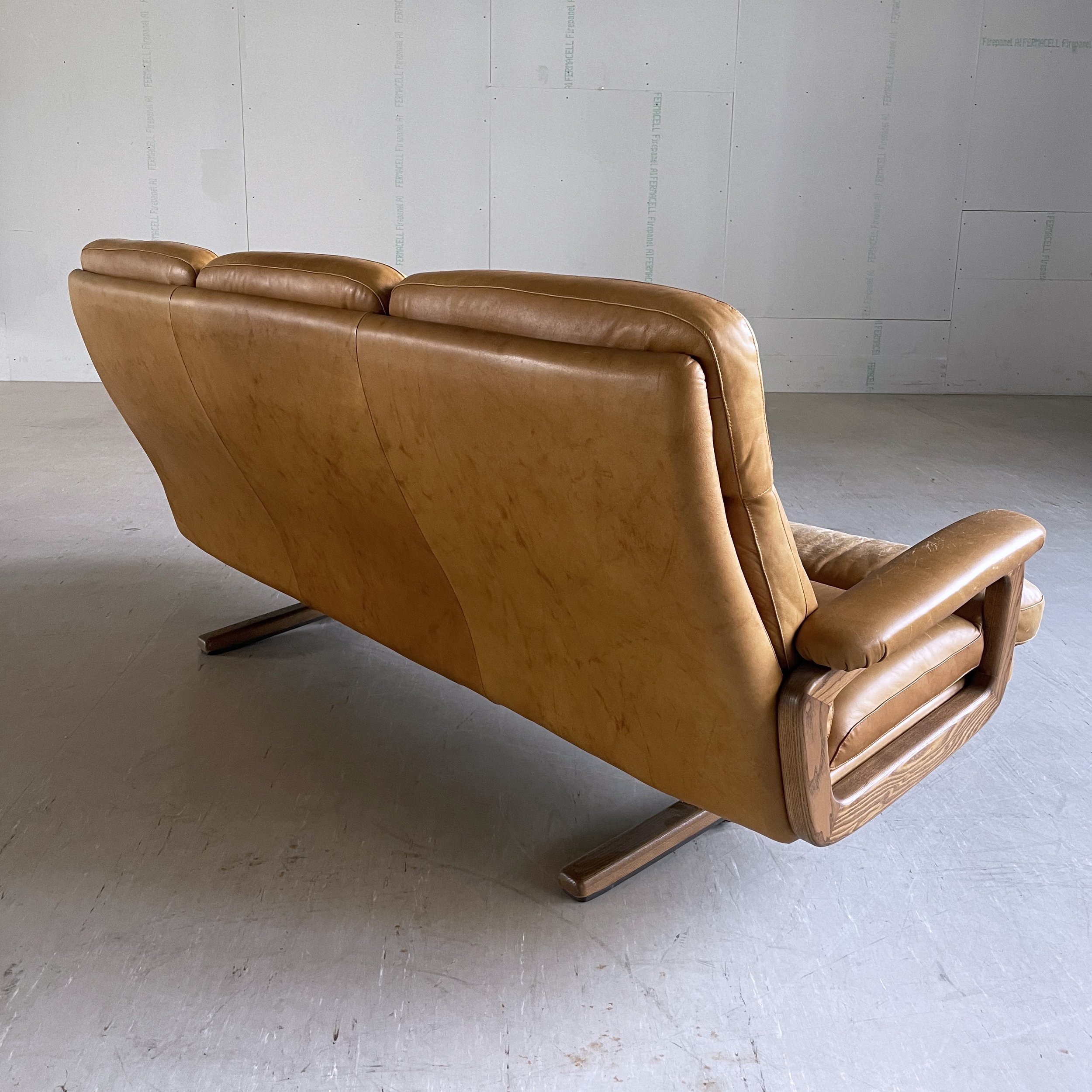 André Vandenbeuck Leder Sofa.4.JPG