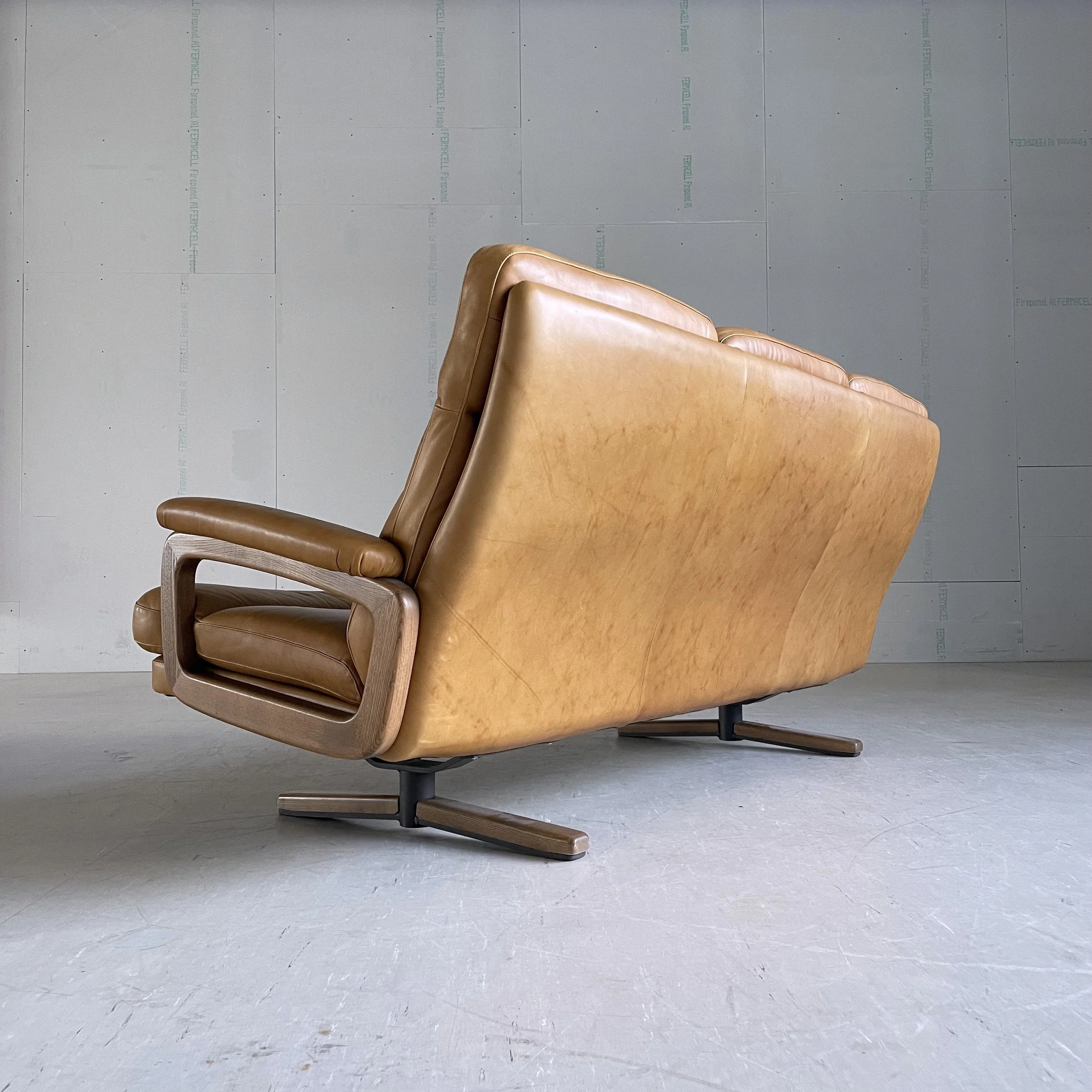 André Vandenbeuck Leder Sofa.14.JPG