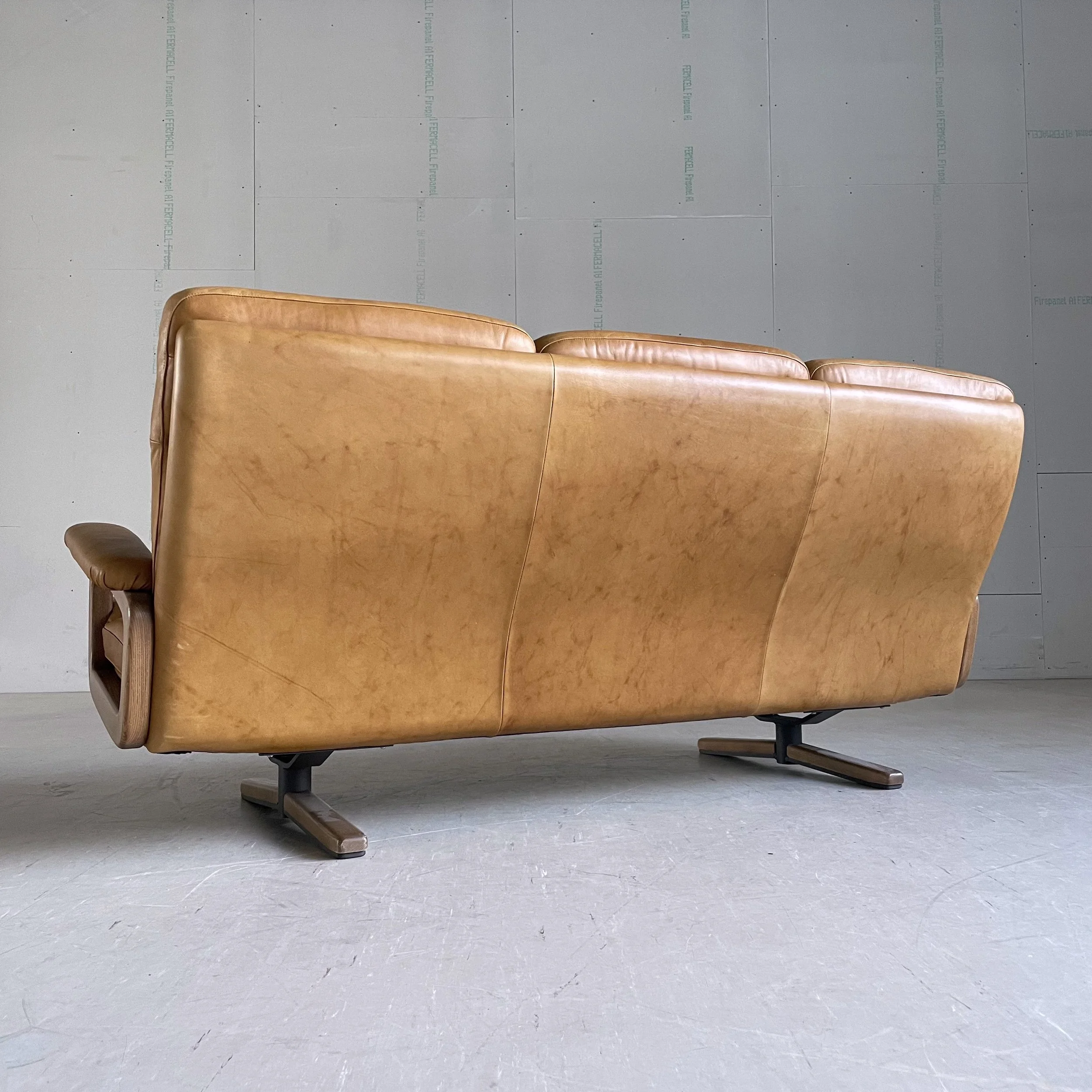 André Vandenbeuck Leder Sofa.16.JPG