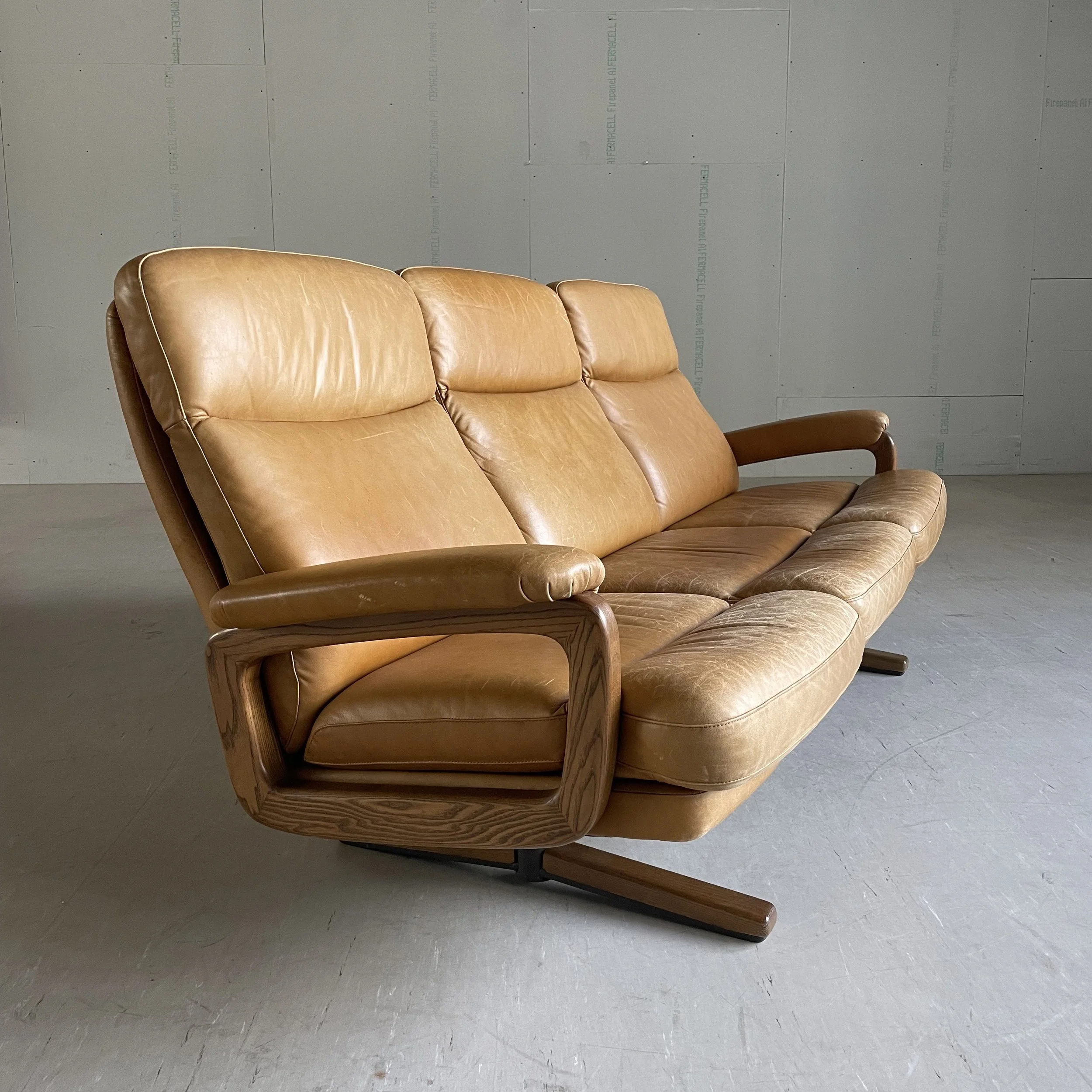 André Vandenbeuck Leder Sofa.8.JPG
