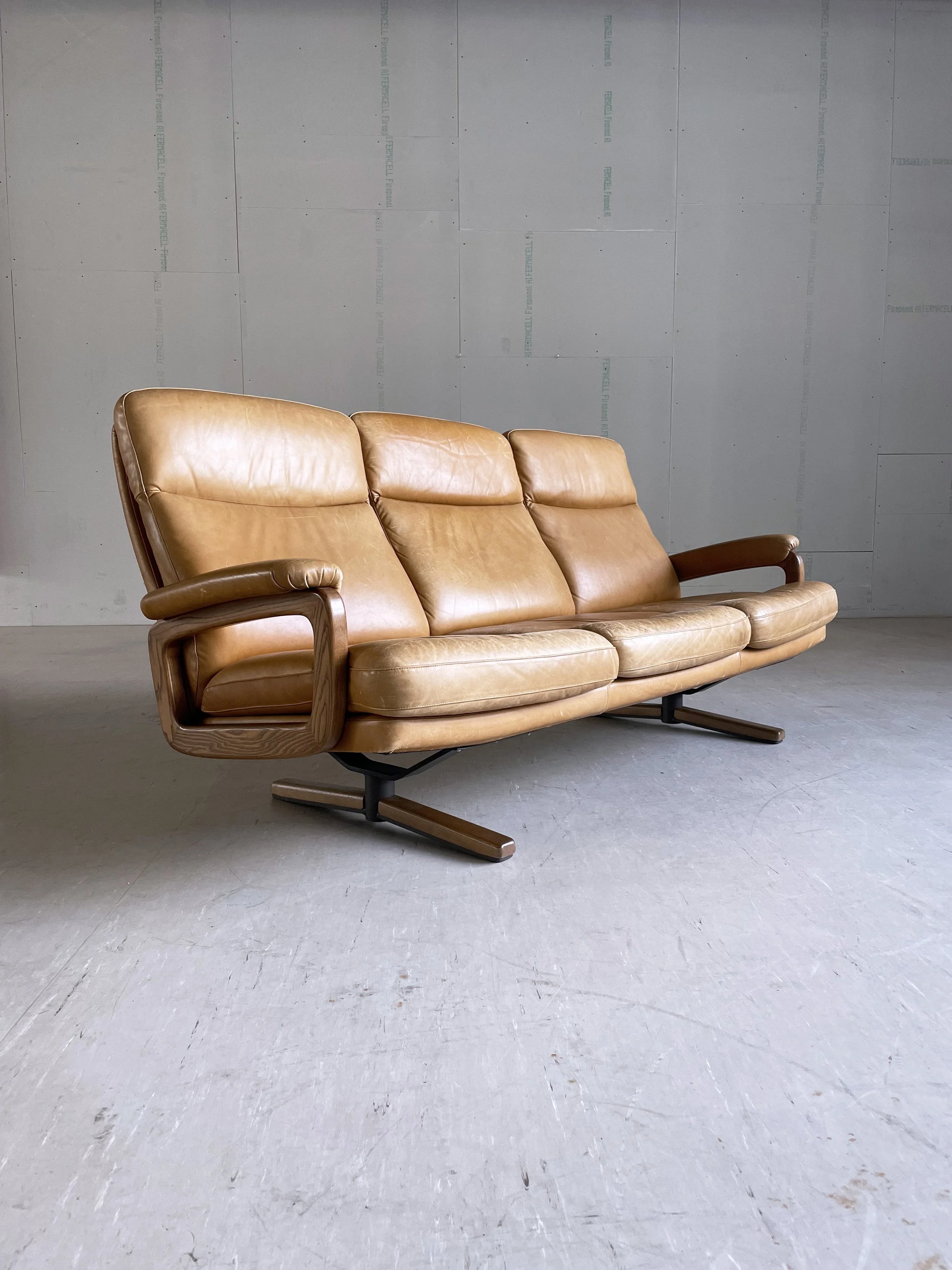 André Vandenbeuck Leder Sofa.3.JPG