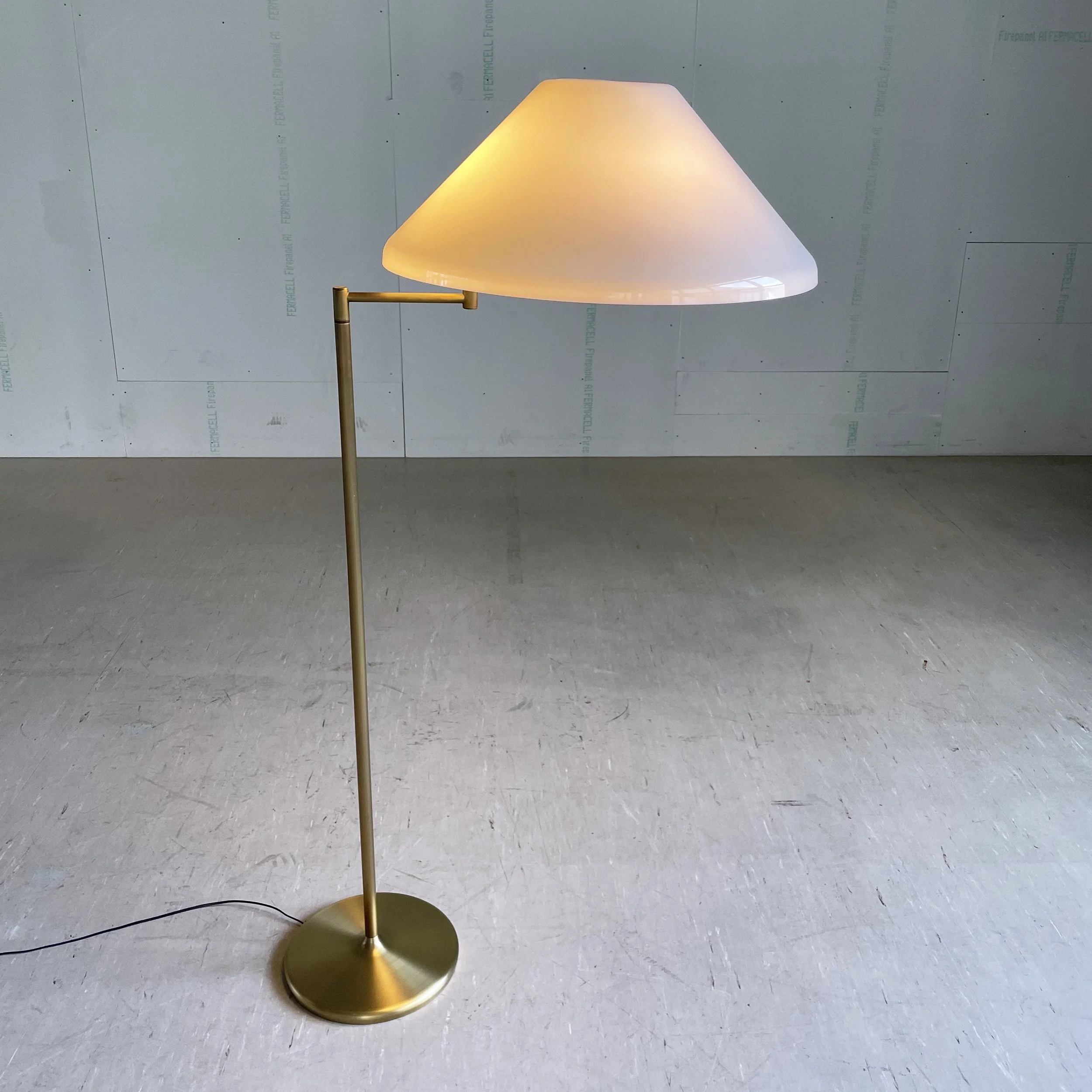 Swisslamp Ständerlampe weiss : gold.4.JPG