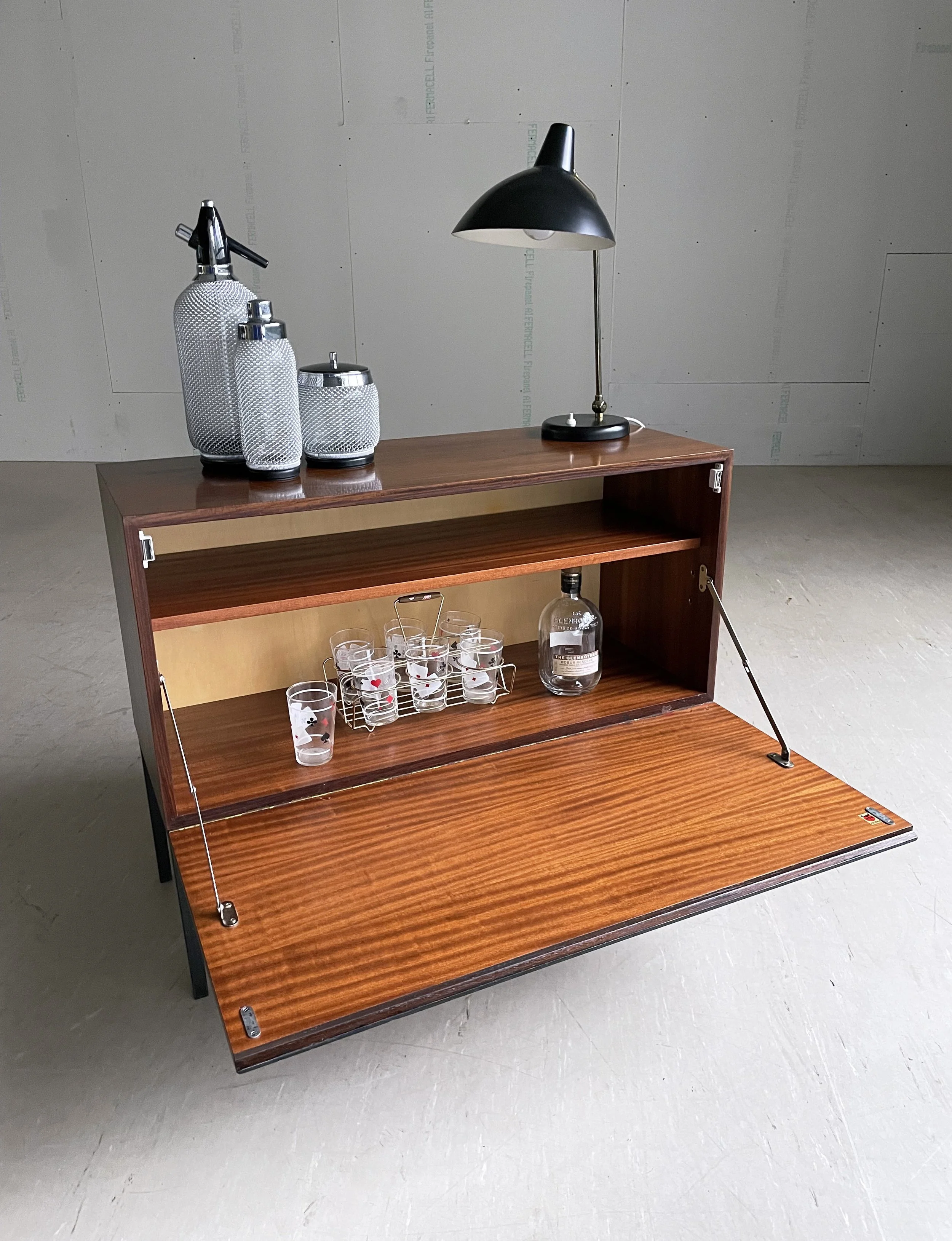 Victoria Kommode : Barmöbel.3.JPG