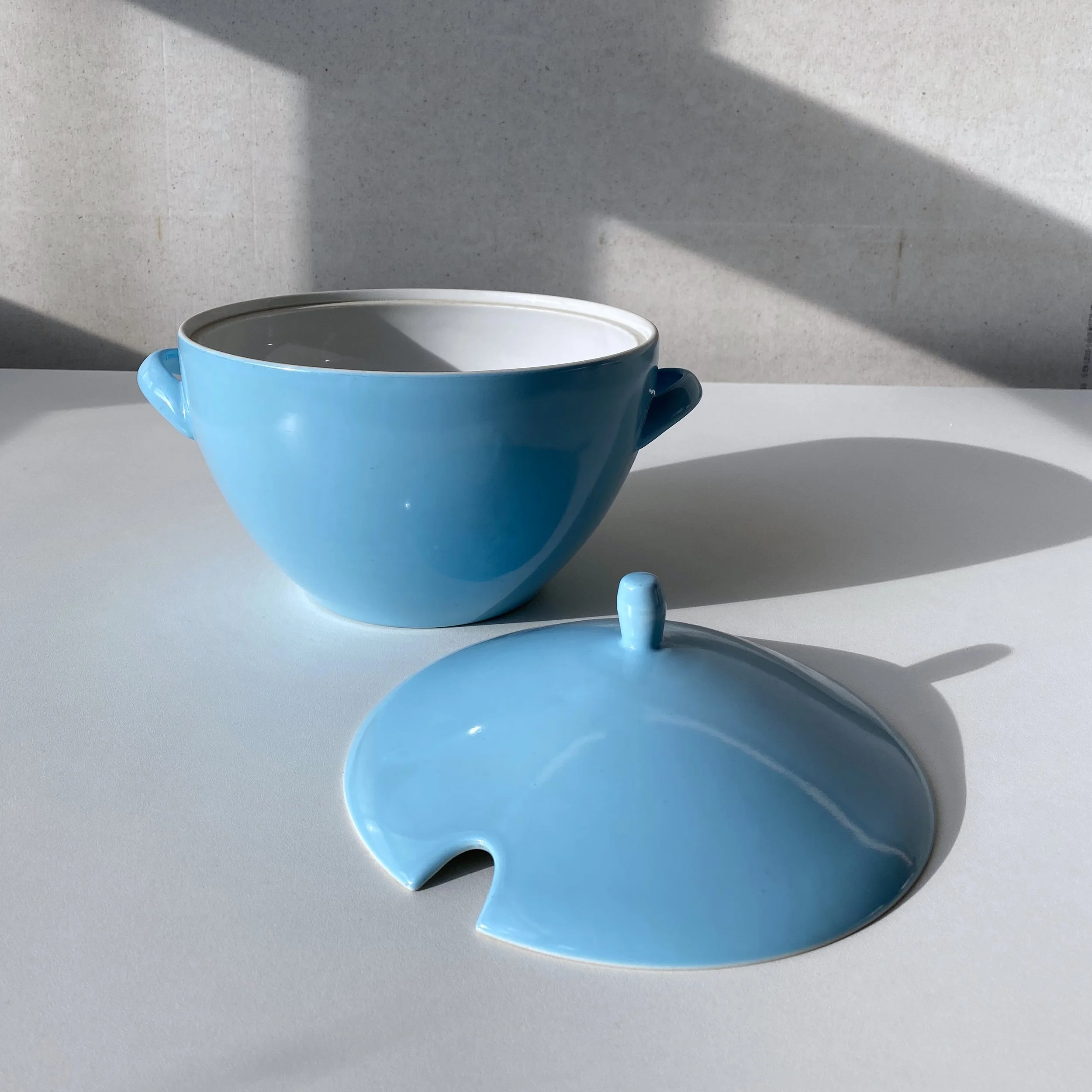 Modern Era_Rössler Schüssel hellblau.11.JPG