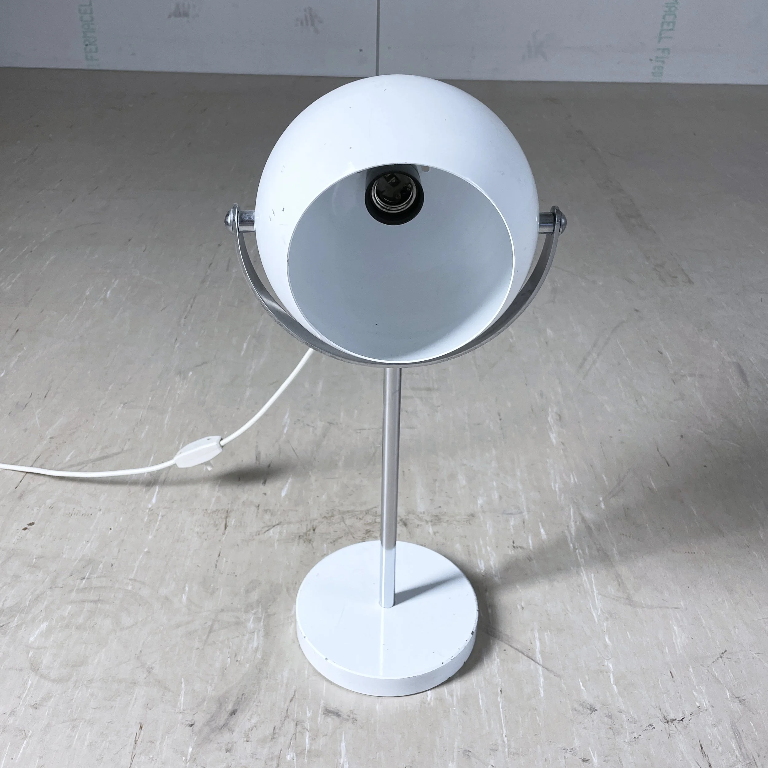 Kugel Tischlampe weiss.10.JPG
