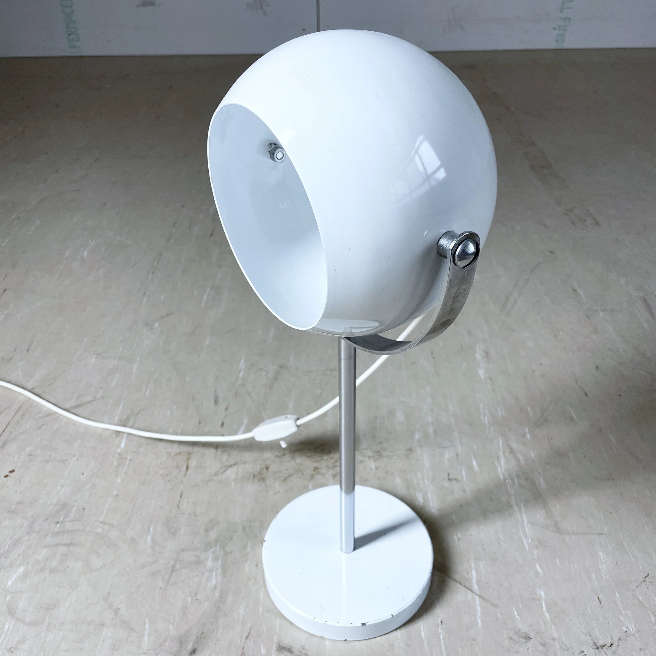 Kugel Tischlampe weiss.8.JPG