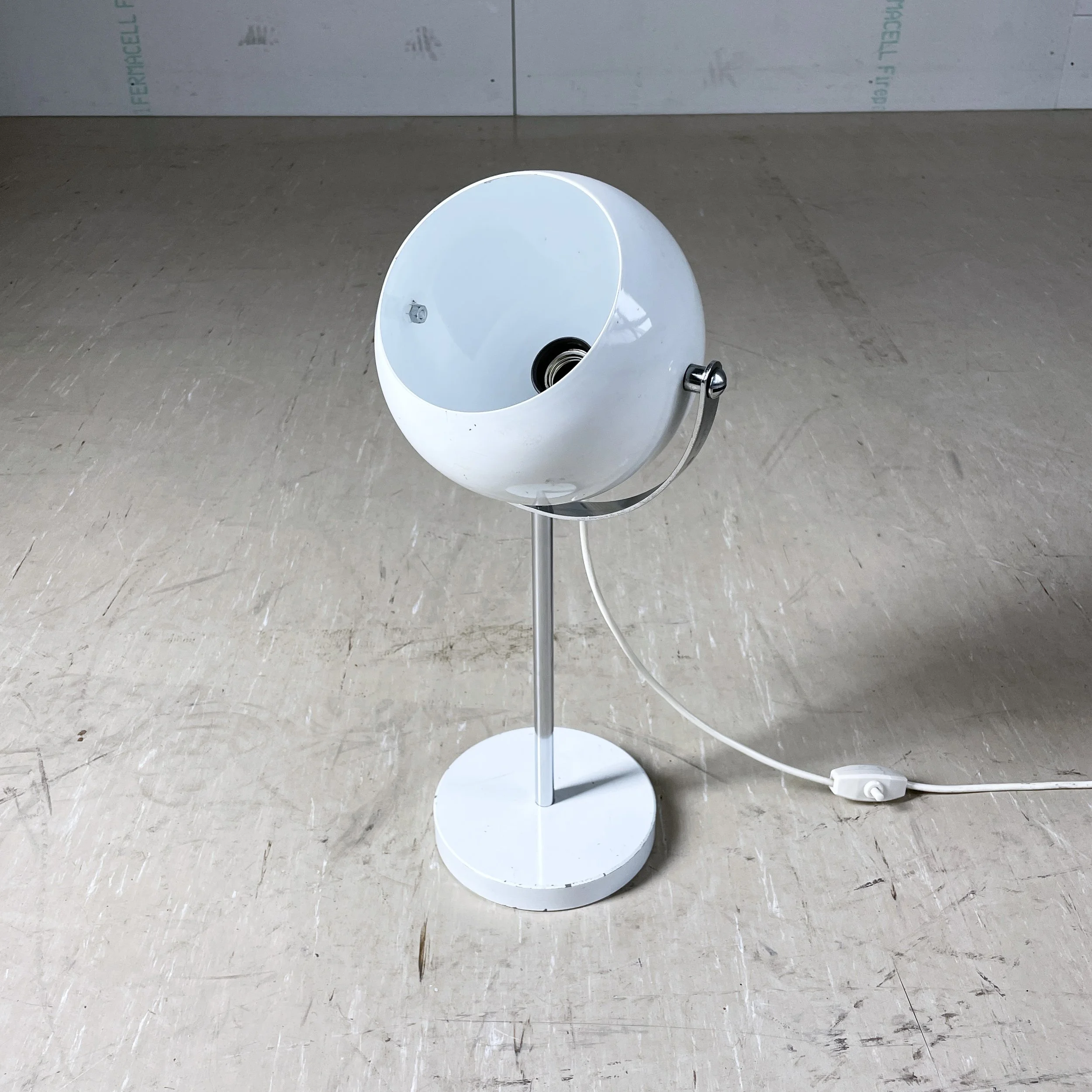 Kugel Tischlampe weiss.4.JPG