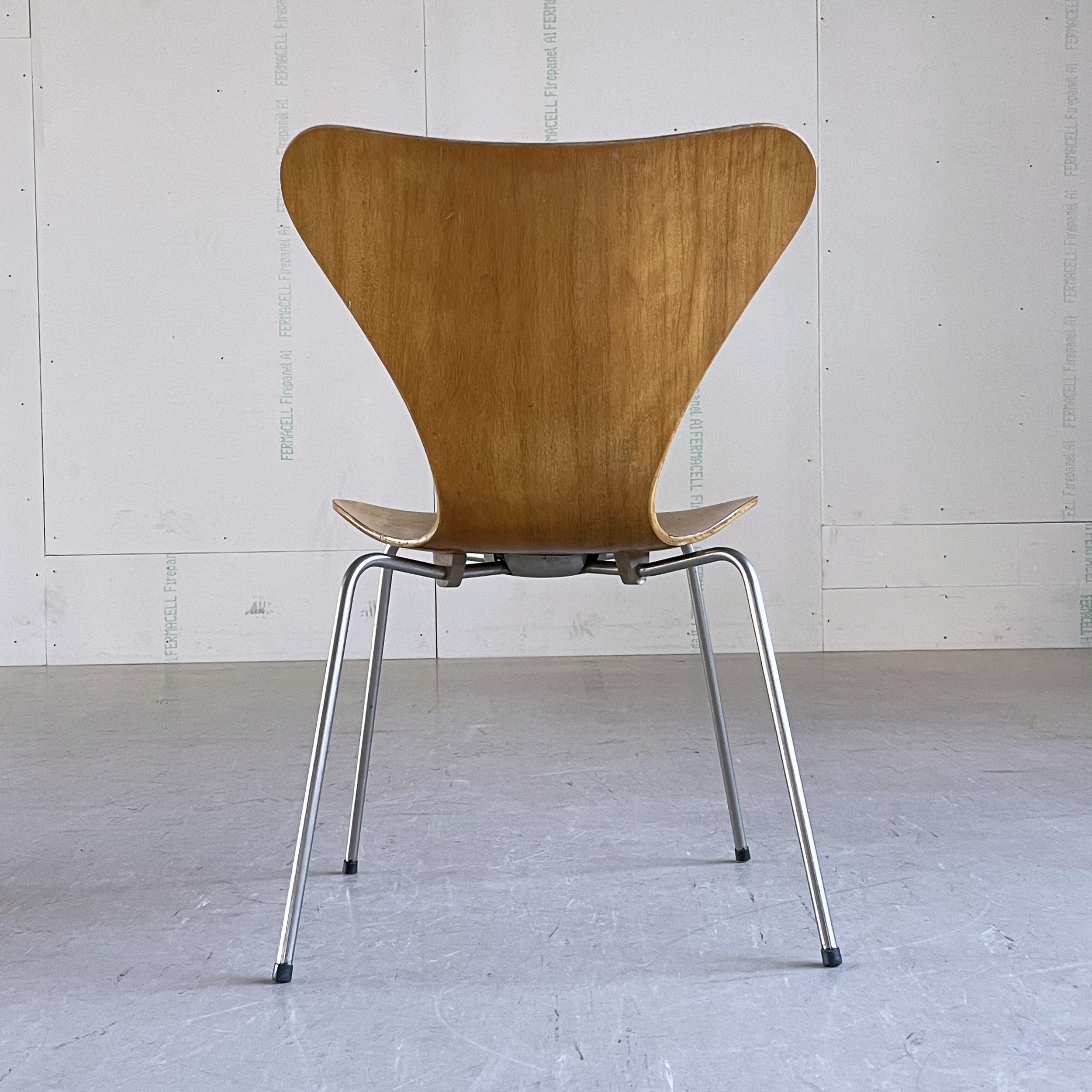 Arne Jacobsen 3107 Series 7.10.JPG