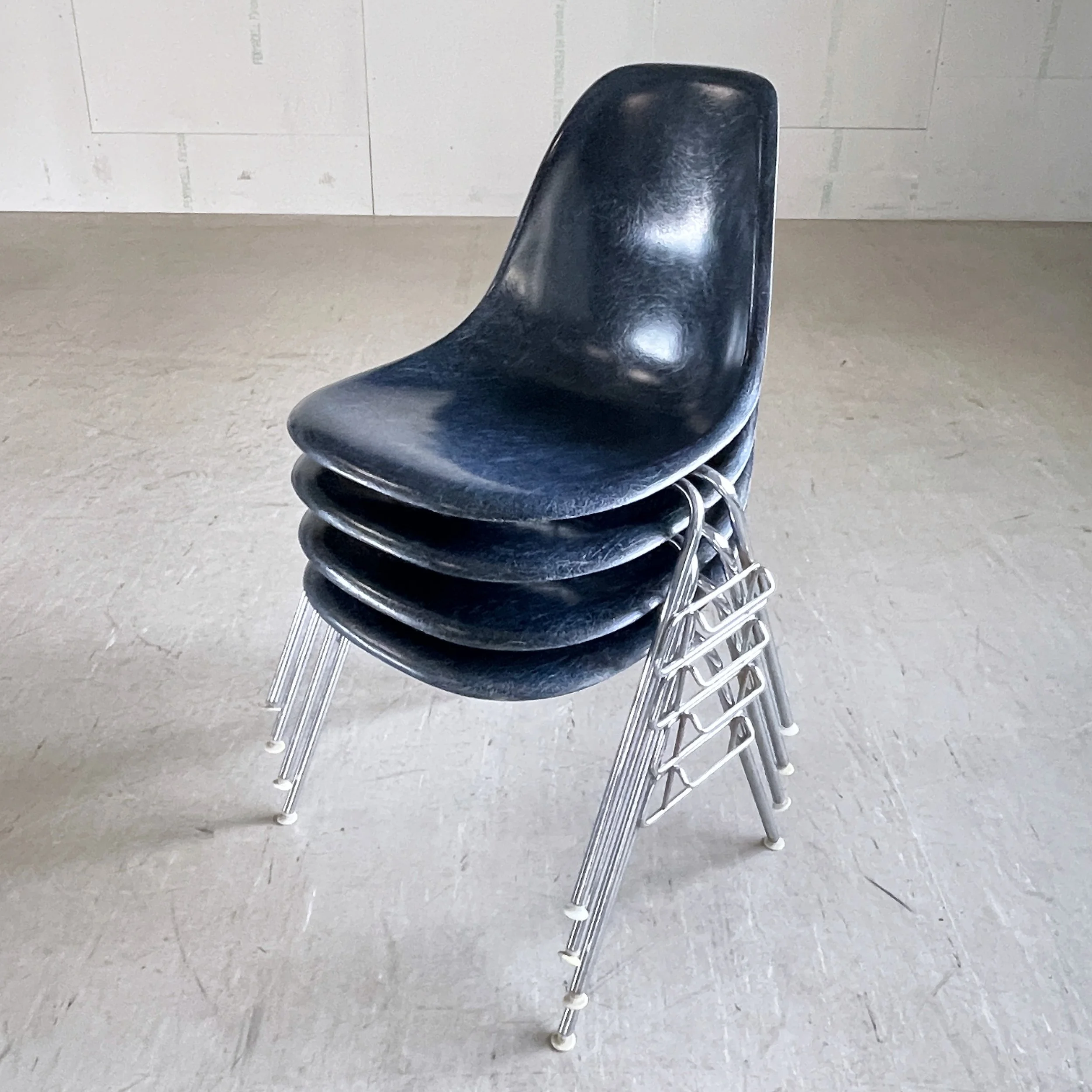 Eames Side Chair blau.9.JPG