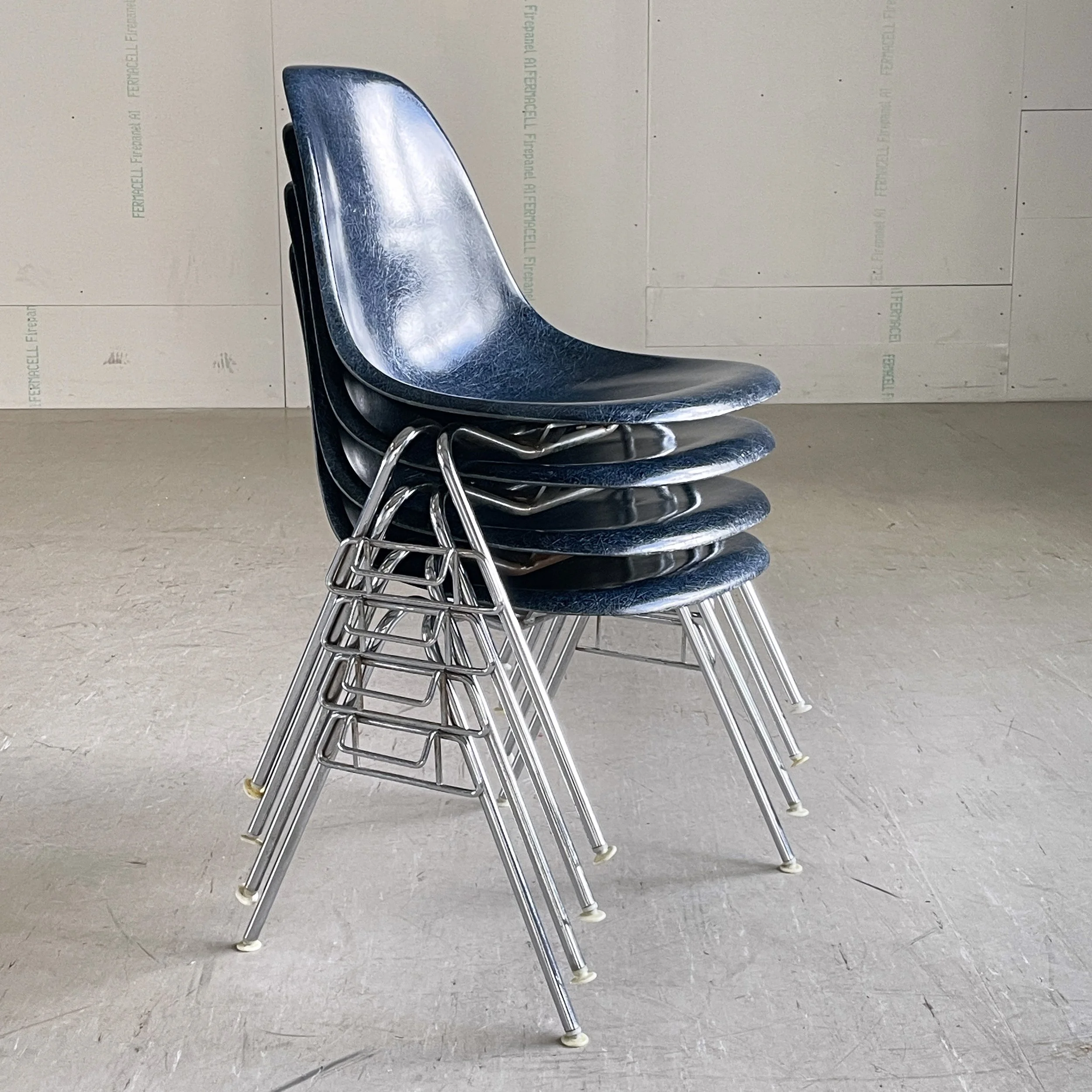 Eames Side Chair blau.6.JPG