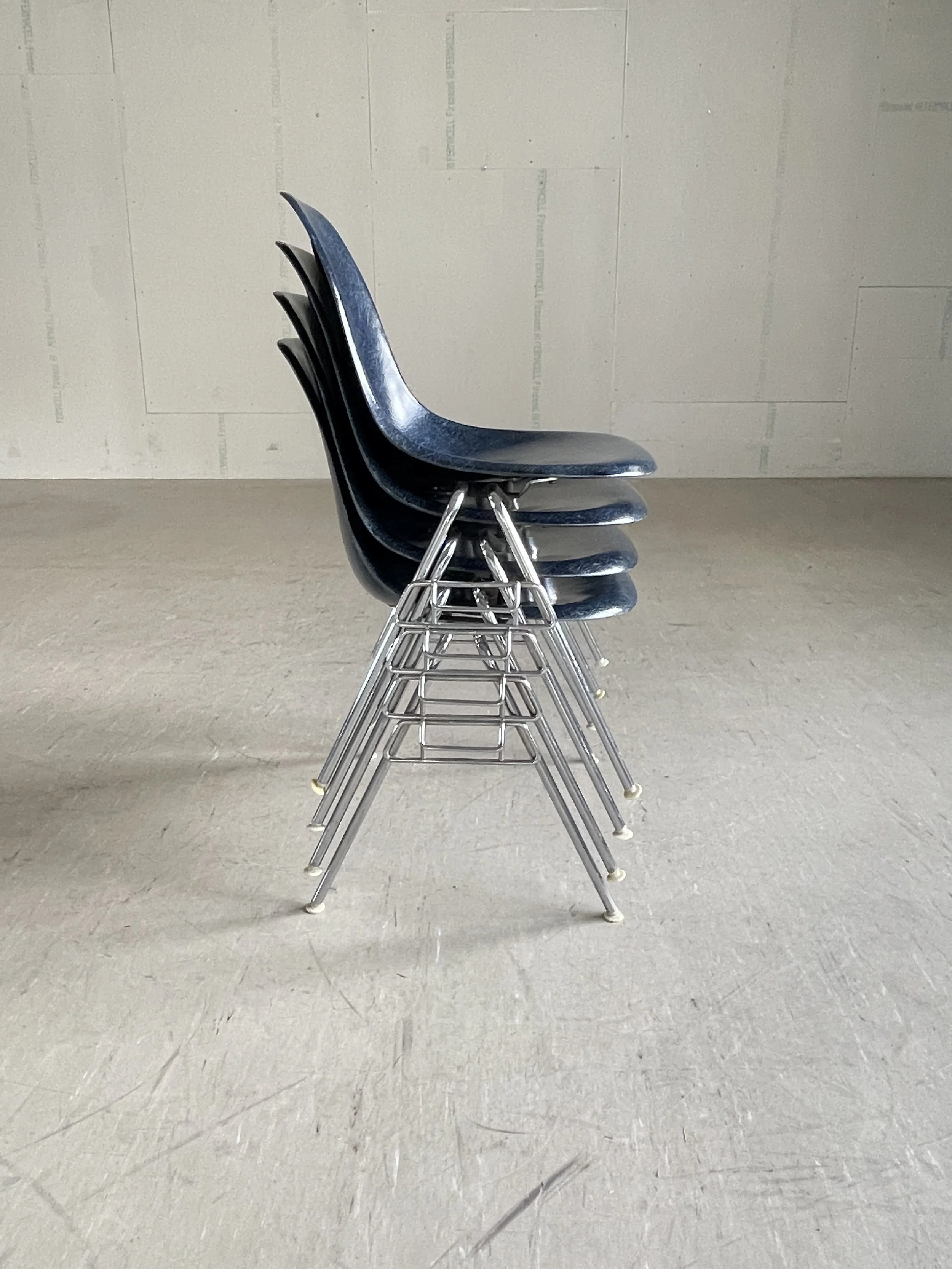 Eames Side Chair blau.17.JPG