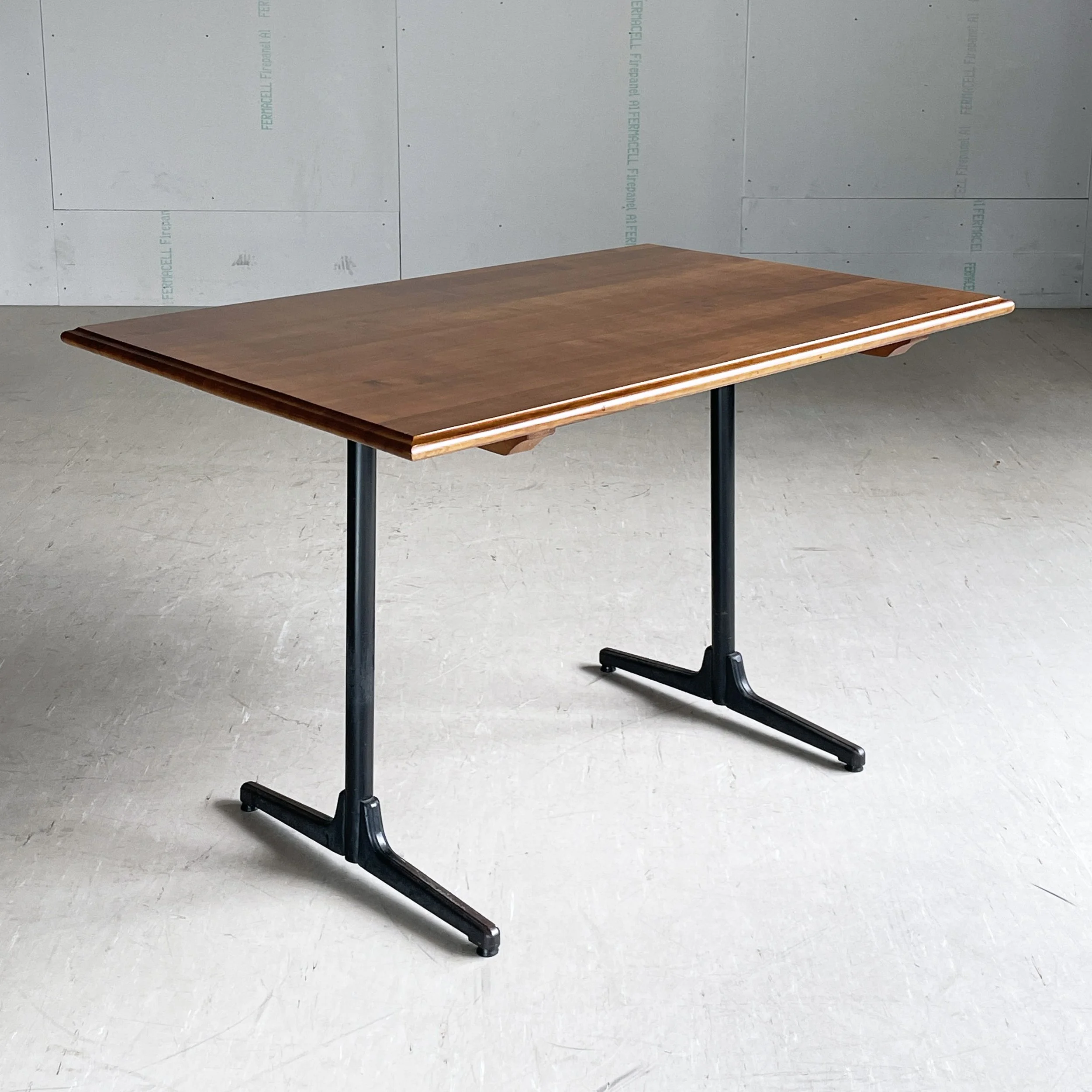 Modern.Era_Bistro Tisch.1.JPG