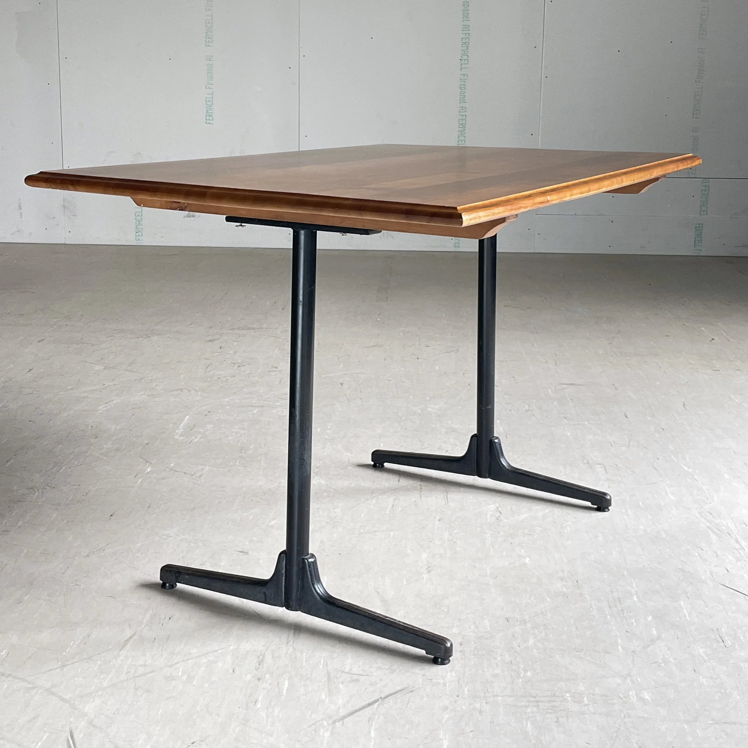 Modern.Era_Bistro Tisch.4.JPG