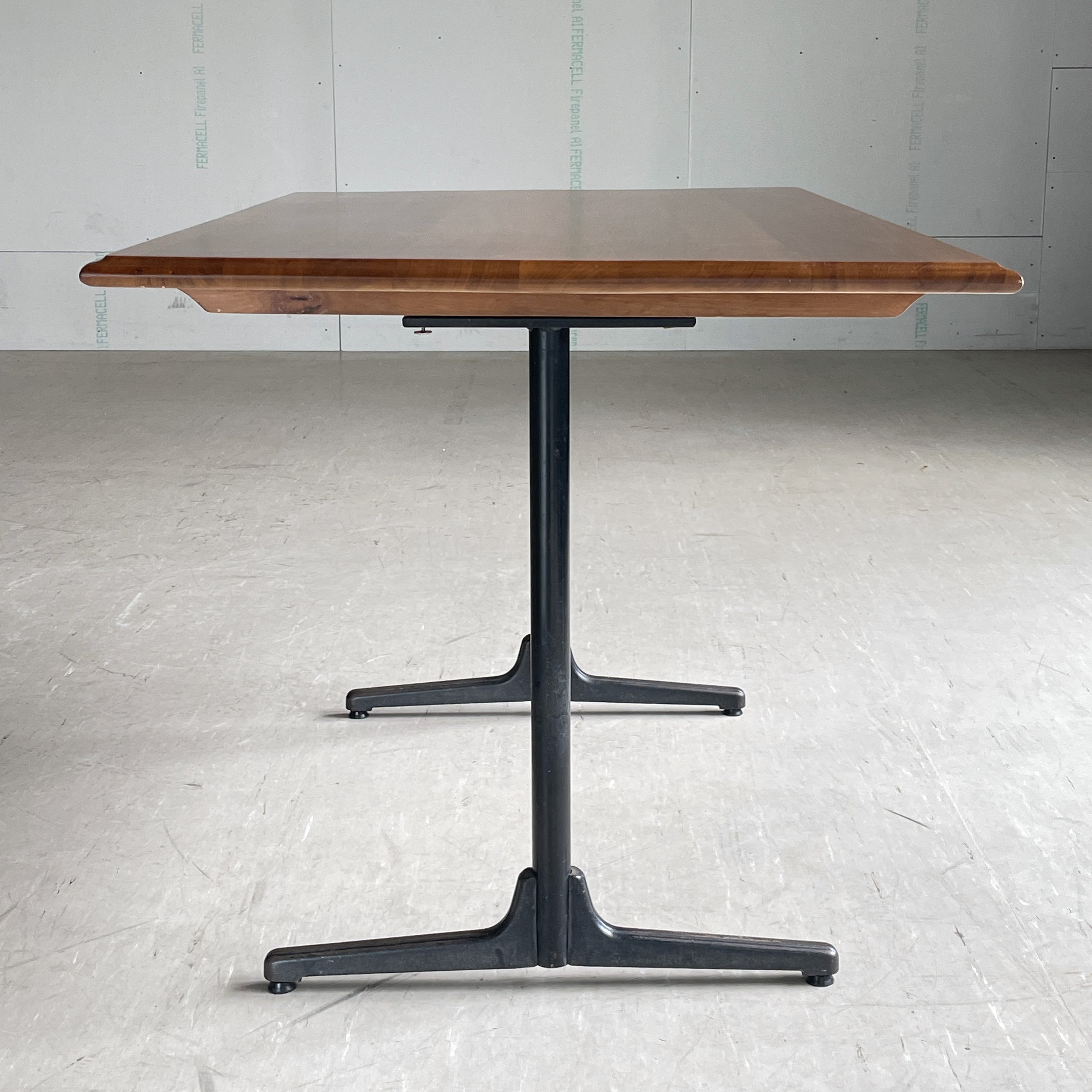 Modern.Era_Bistro Tisch.6.JPG