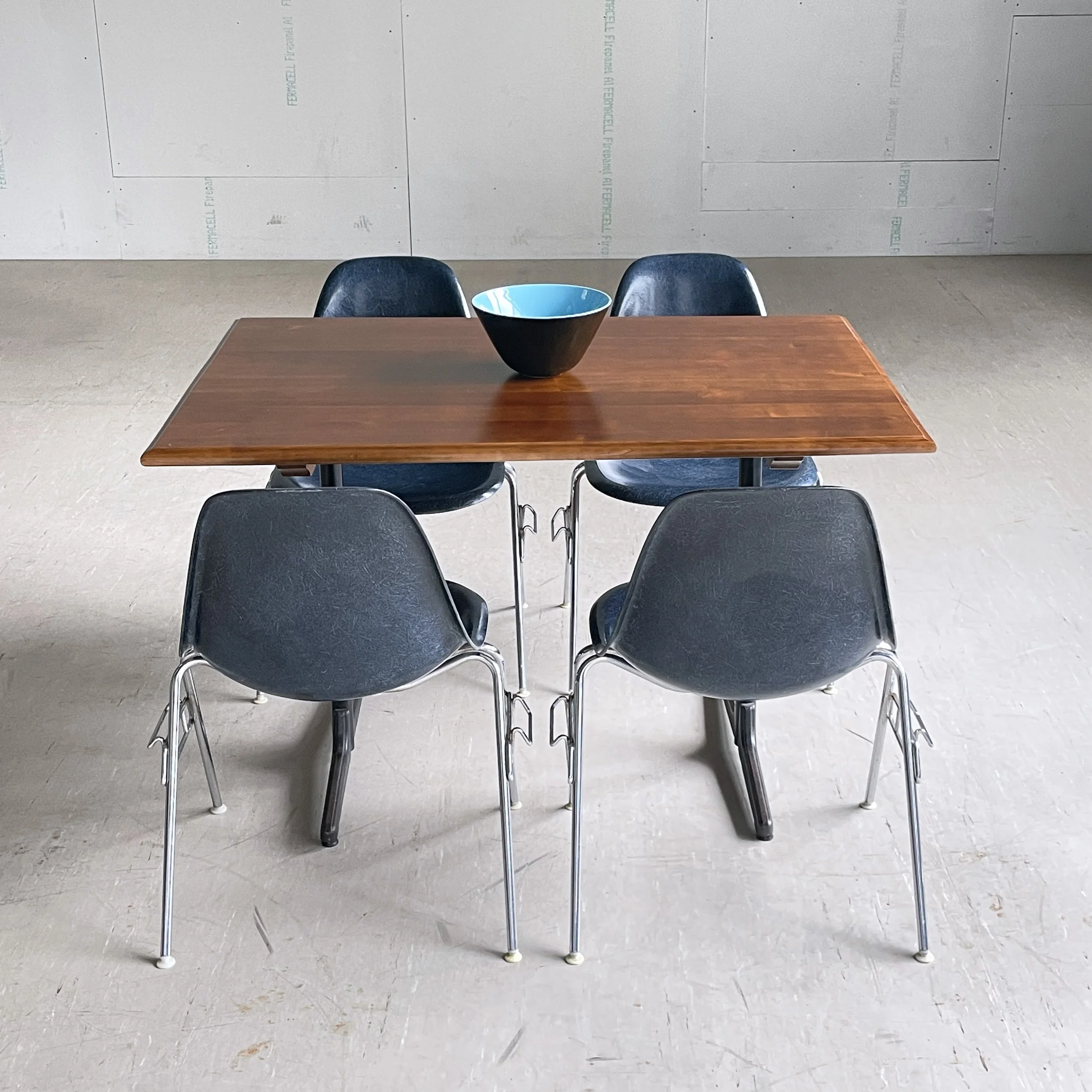 Modern.Era_Bistro Tisch.15.JPG