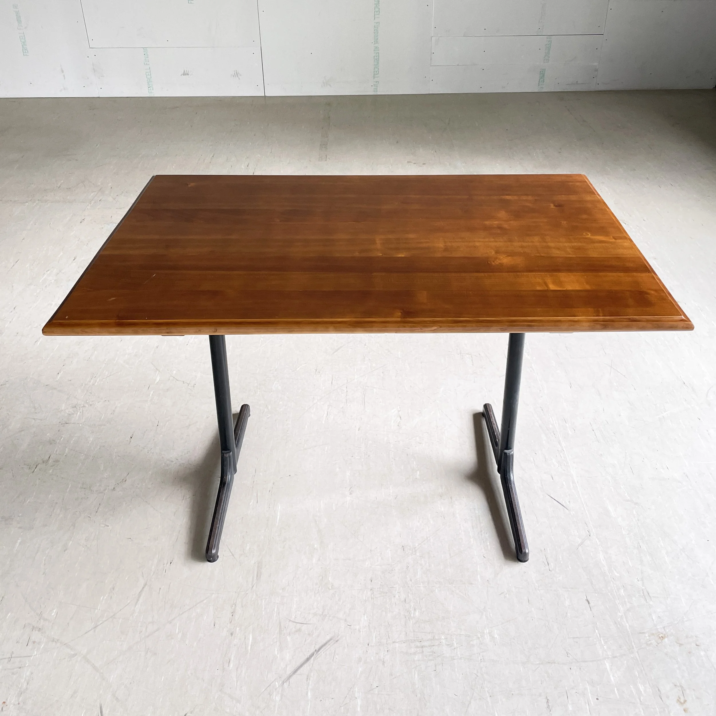 Modern.Era_Bistro Tisch.7.JPG